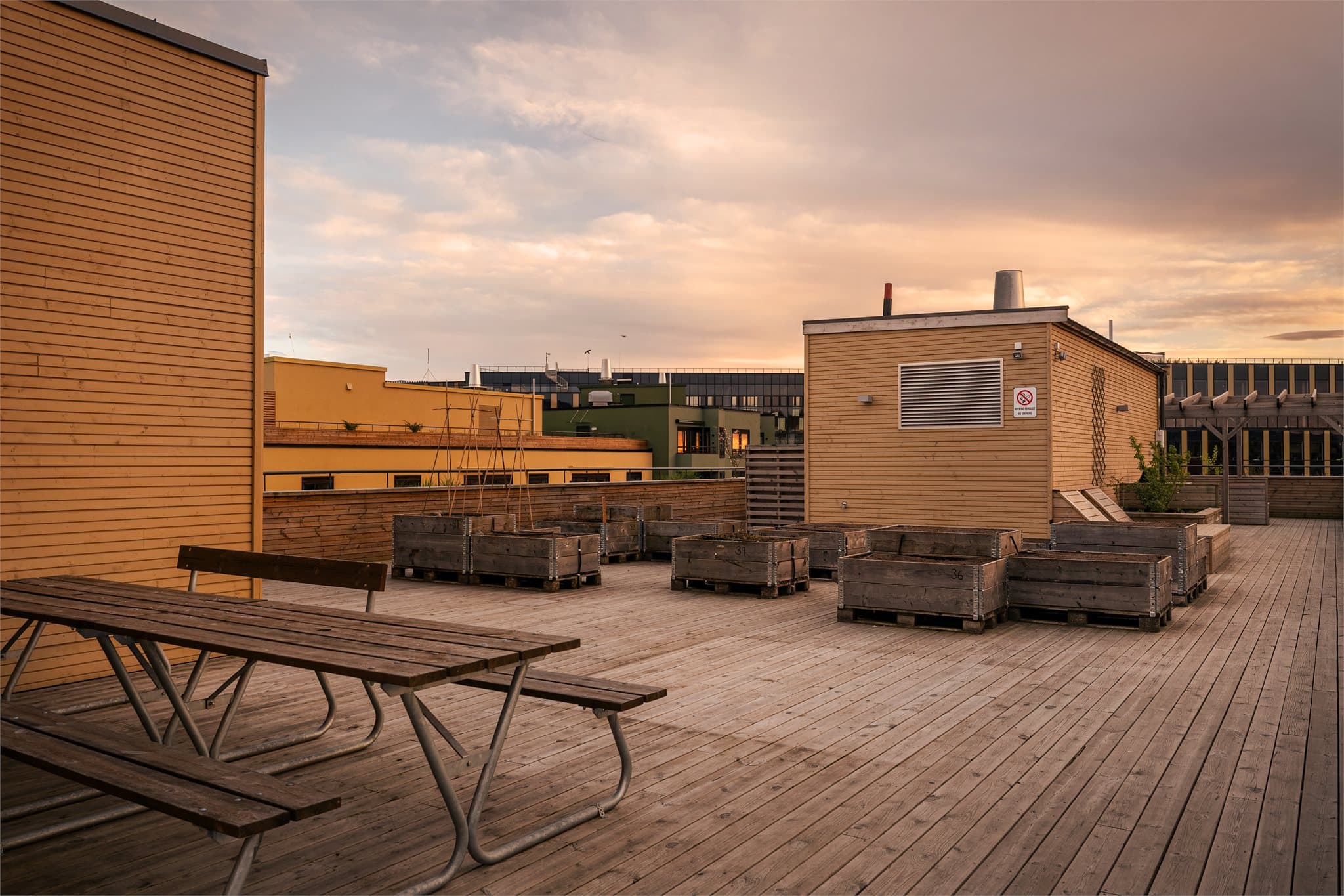 Deler av takterrassen og et fellesrom kan bookes for private arrangementer.