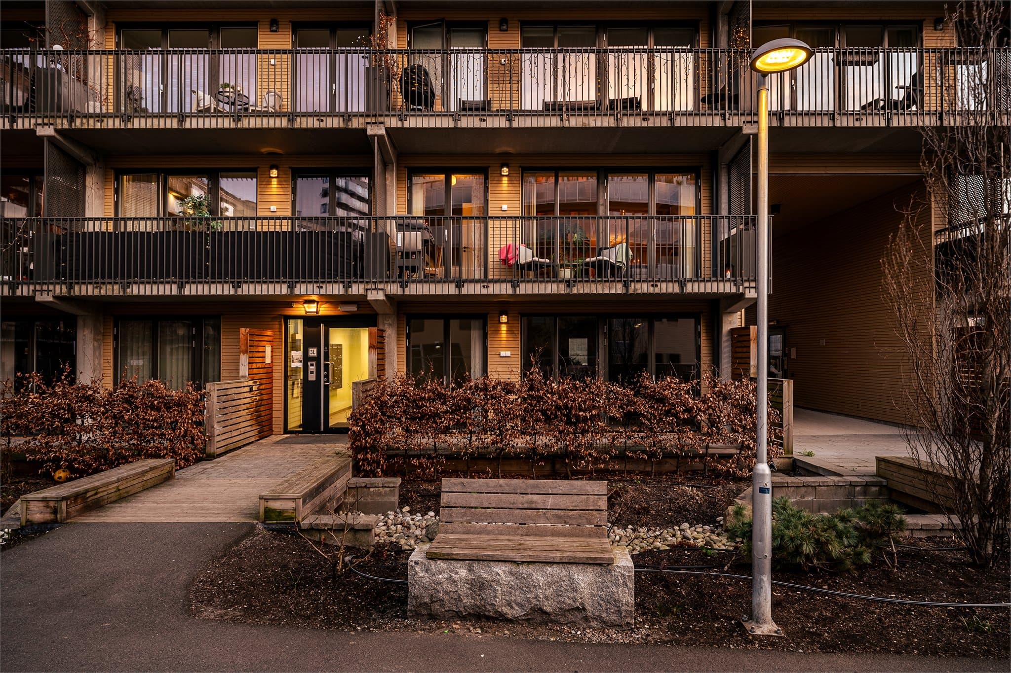 Bygningen fra 2021 har en moderne fasade med liggende bordkledning og betongelementer.