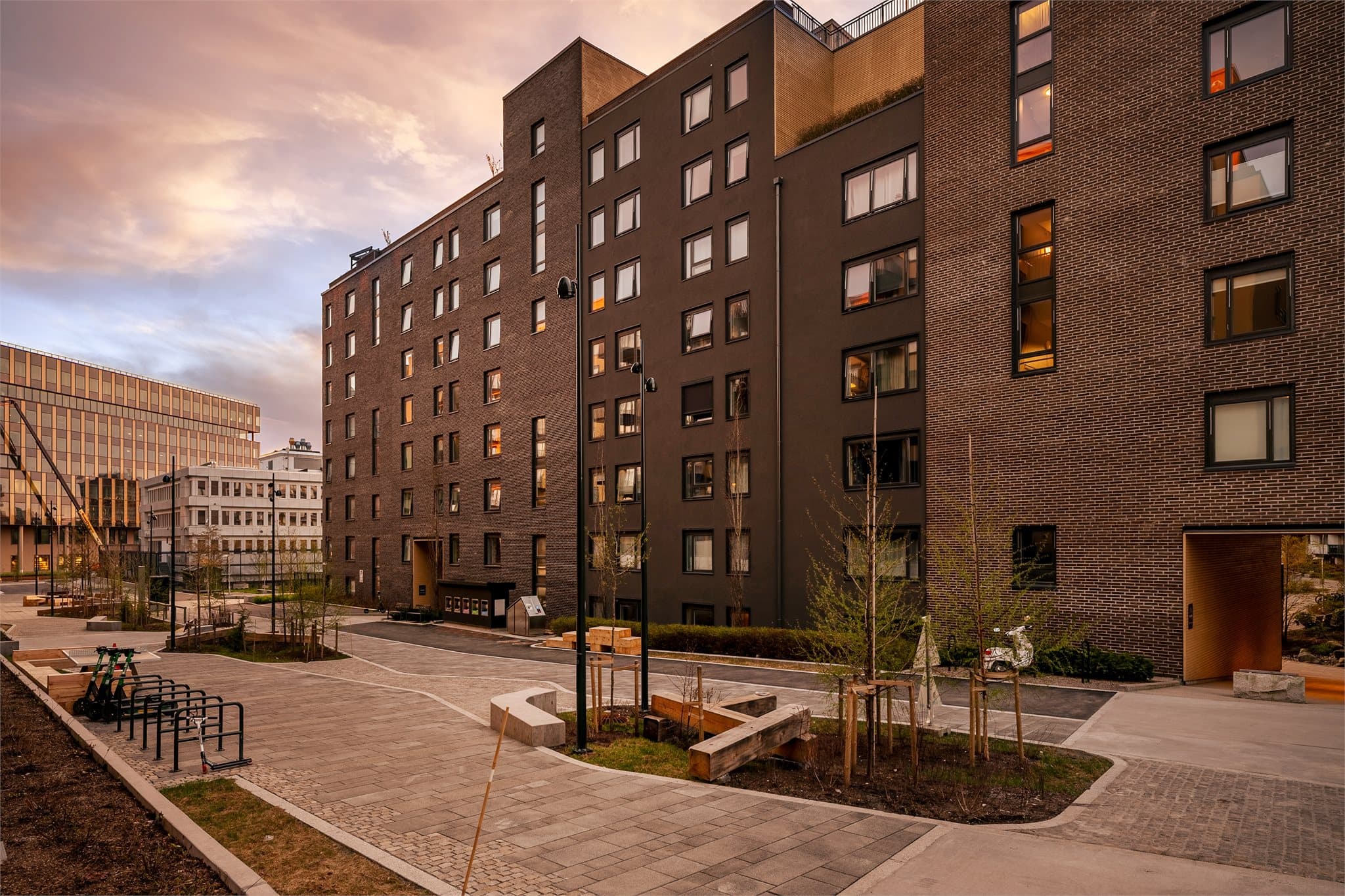 Svært gode kollektivforbindelser med ca. 5 minutters gange til Økern T-banestasjon og bussterminal.