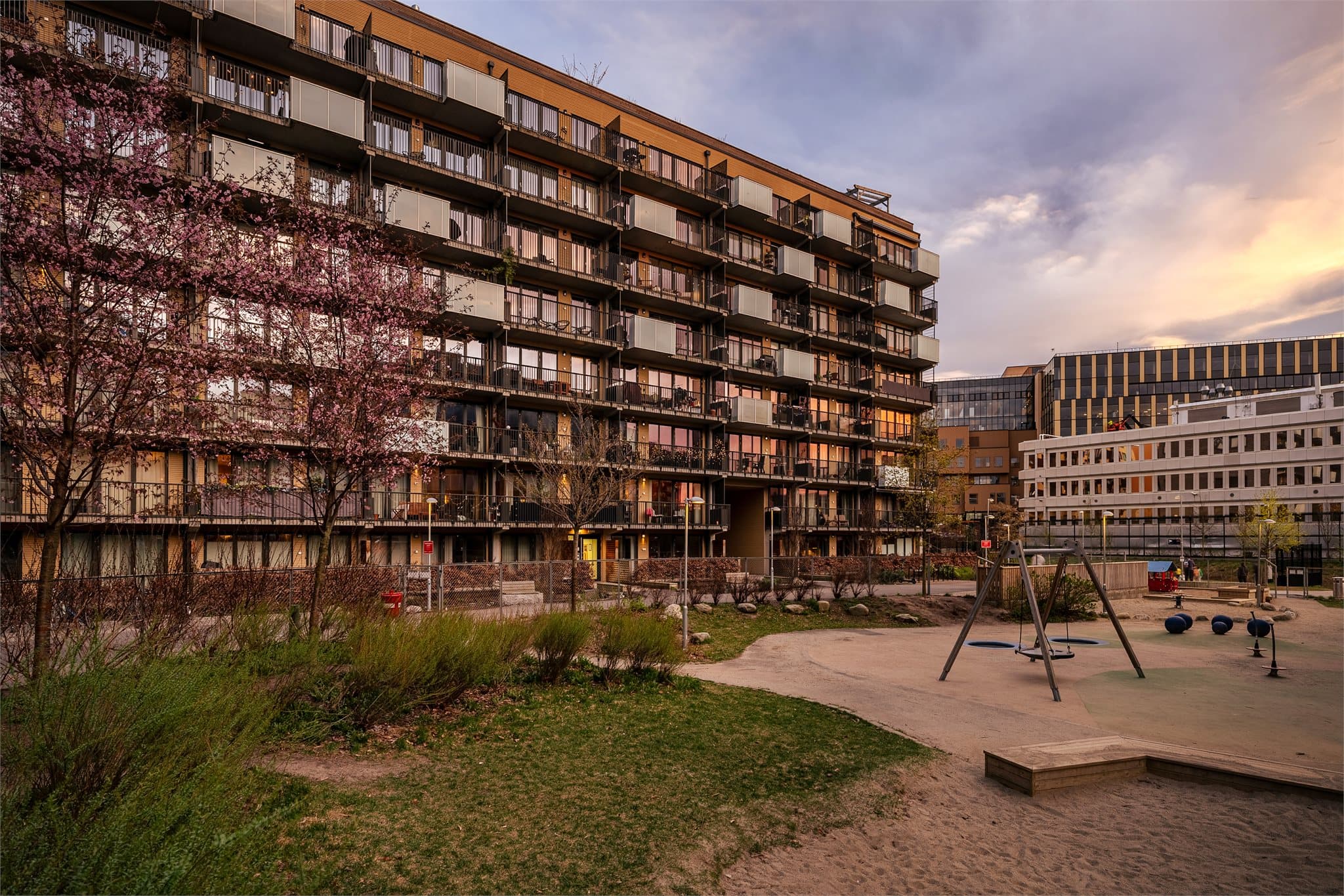 Nærområdet er tilrettelagt med lekeplasser og grønne lunger, ideelt for barnefamilier.