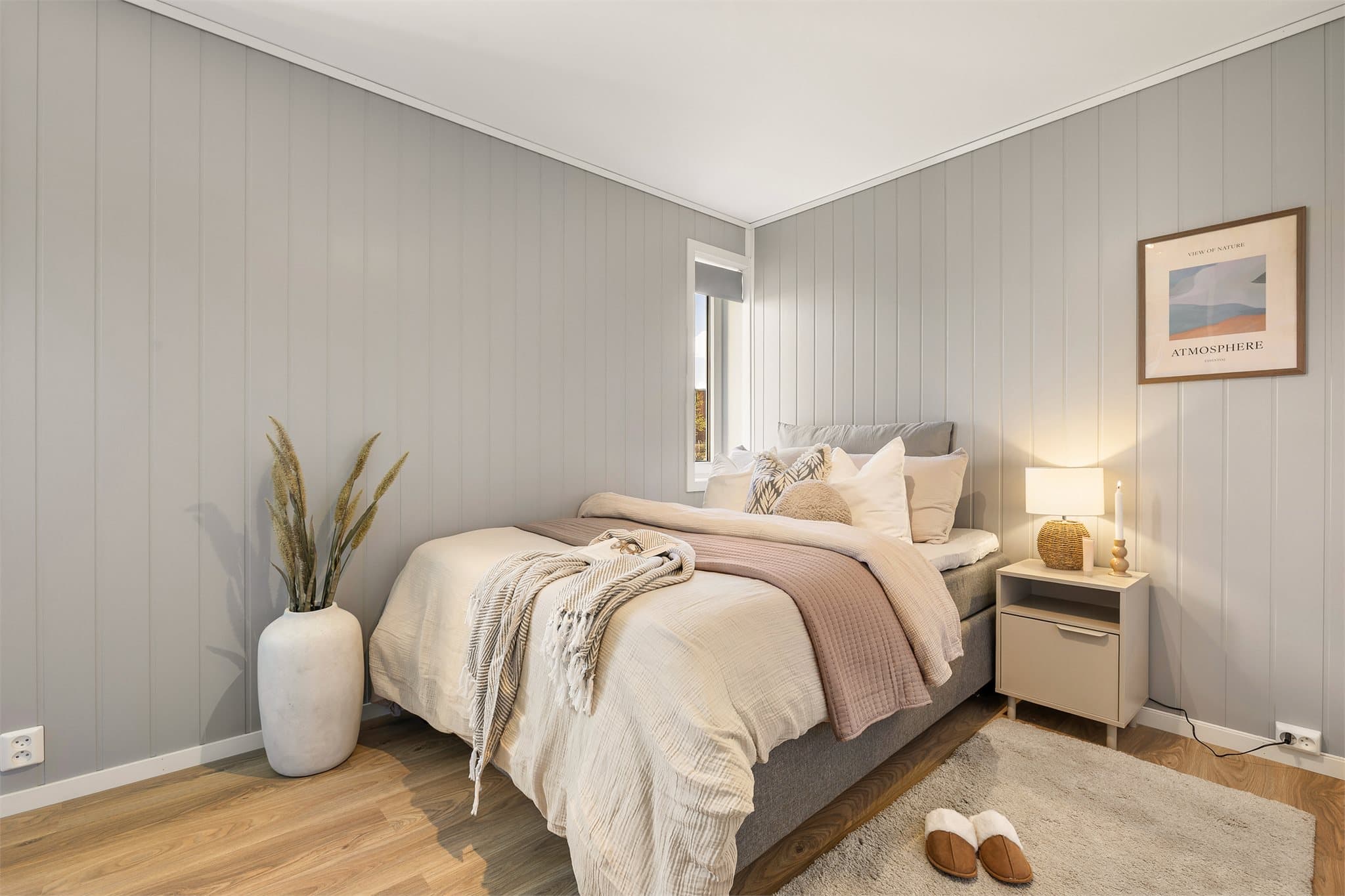 Soverommet måler 11,5 kvm og har god plass til dobbeltseng og tilhørende møblement.