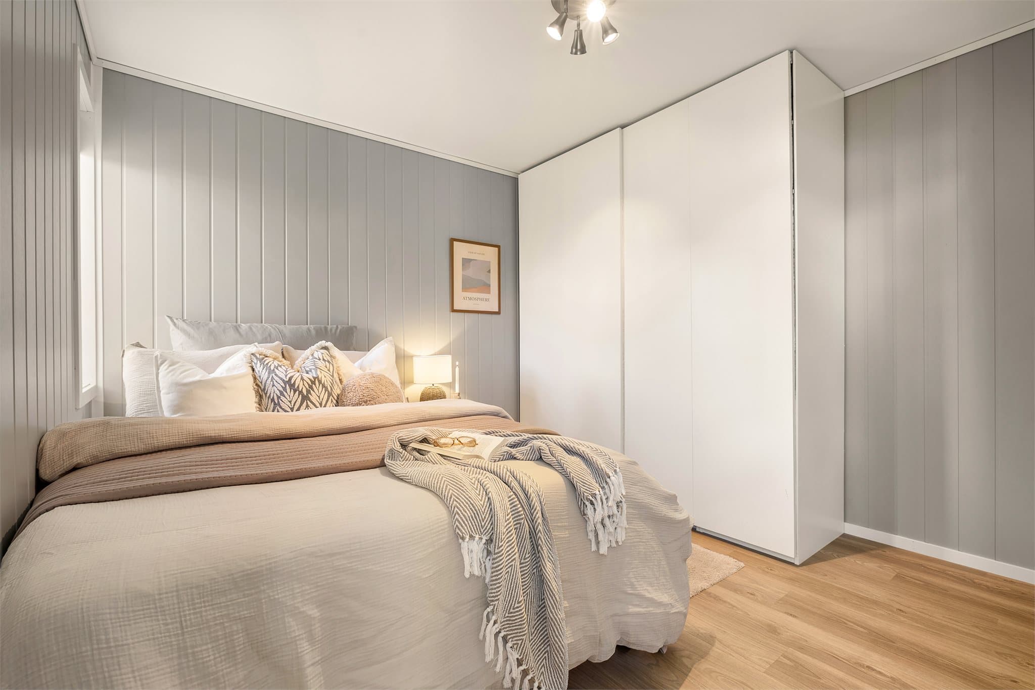 Det er også god plass til en stor garderobeløsning som gir rikelig med oppbevaringsplass.