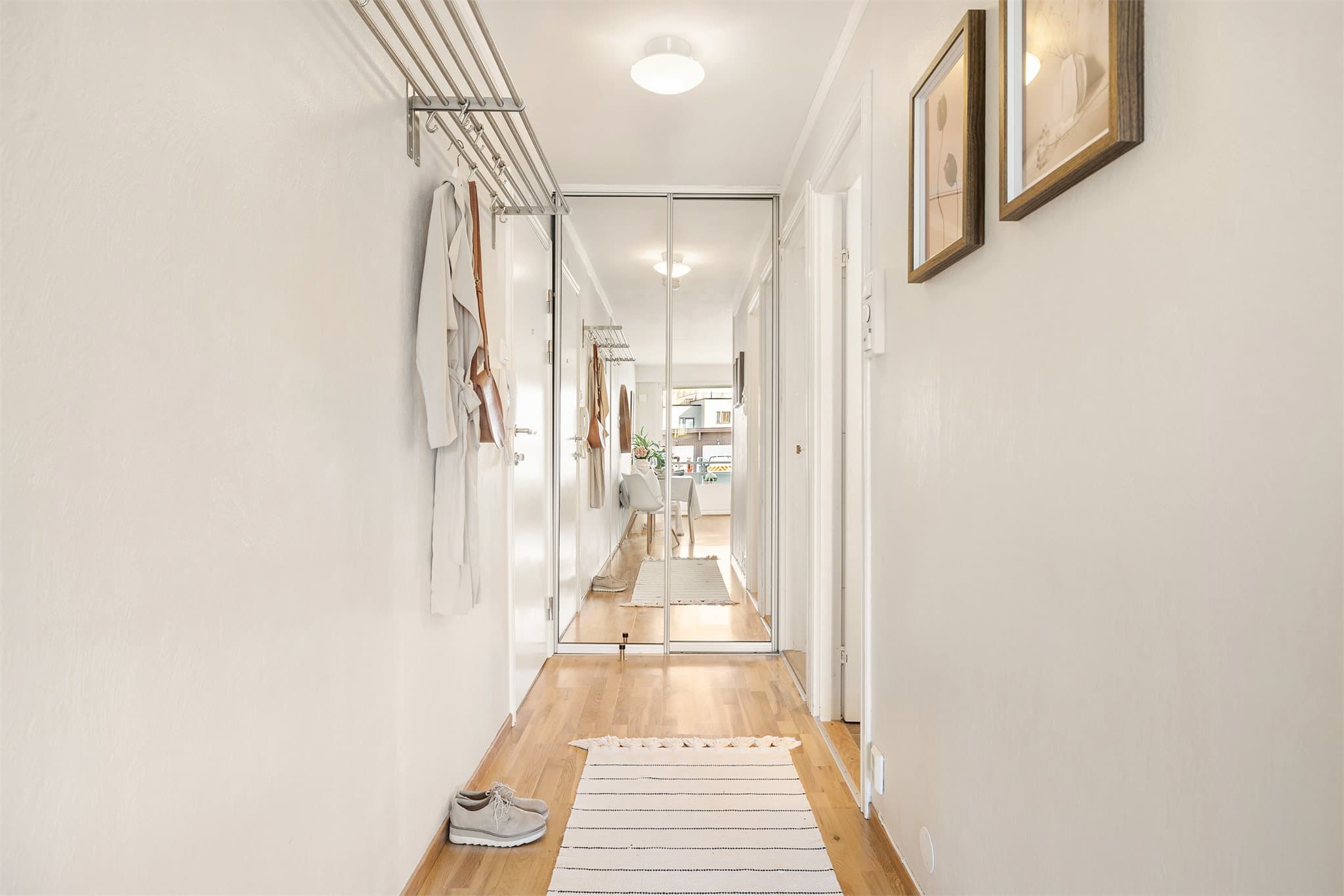 Entréen har integrert skyvedørsgarderobe som sørger for godt med lagringsplass.