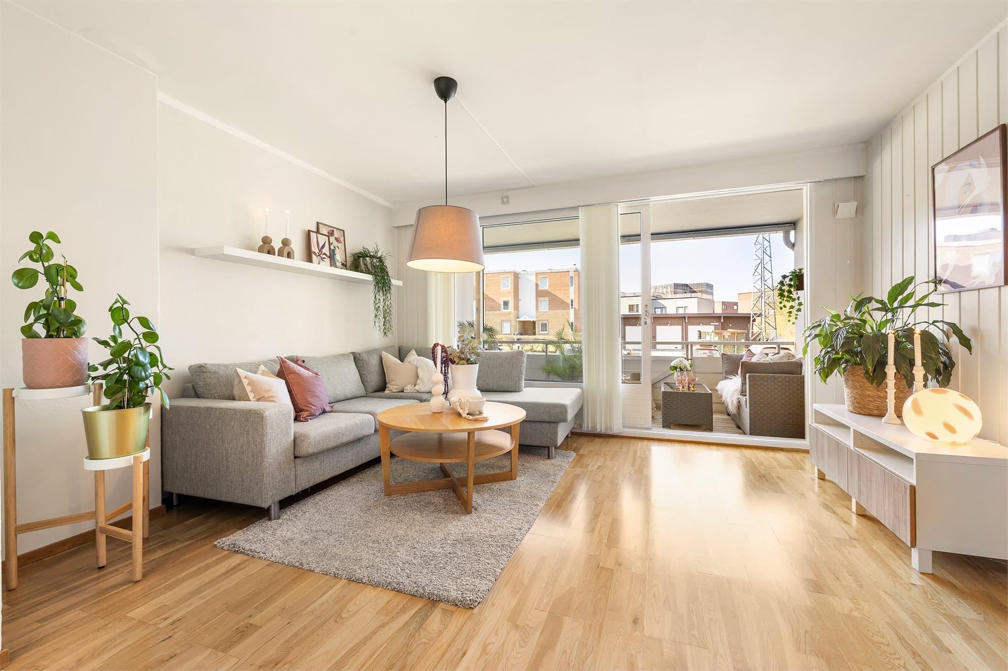 En lys og innbydende 2-roms leilighet med en gjennomtenkt planløsning, store vindusflater som slipper inn rikelig med dagslys, og en flott balkong med gode solforhold.