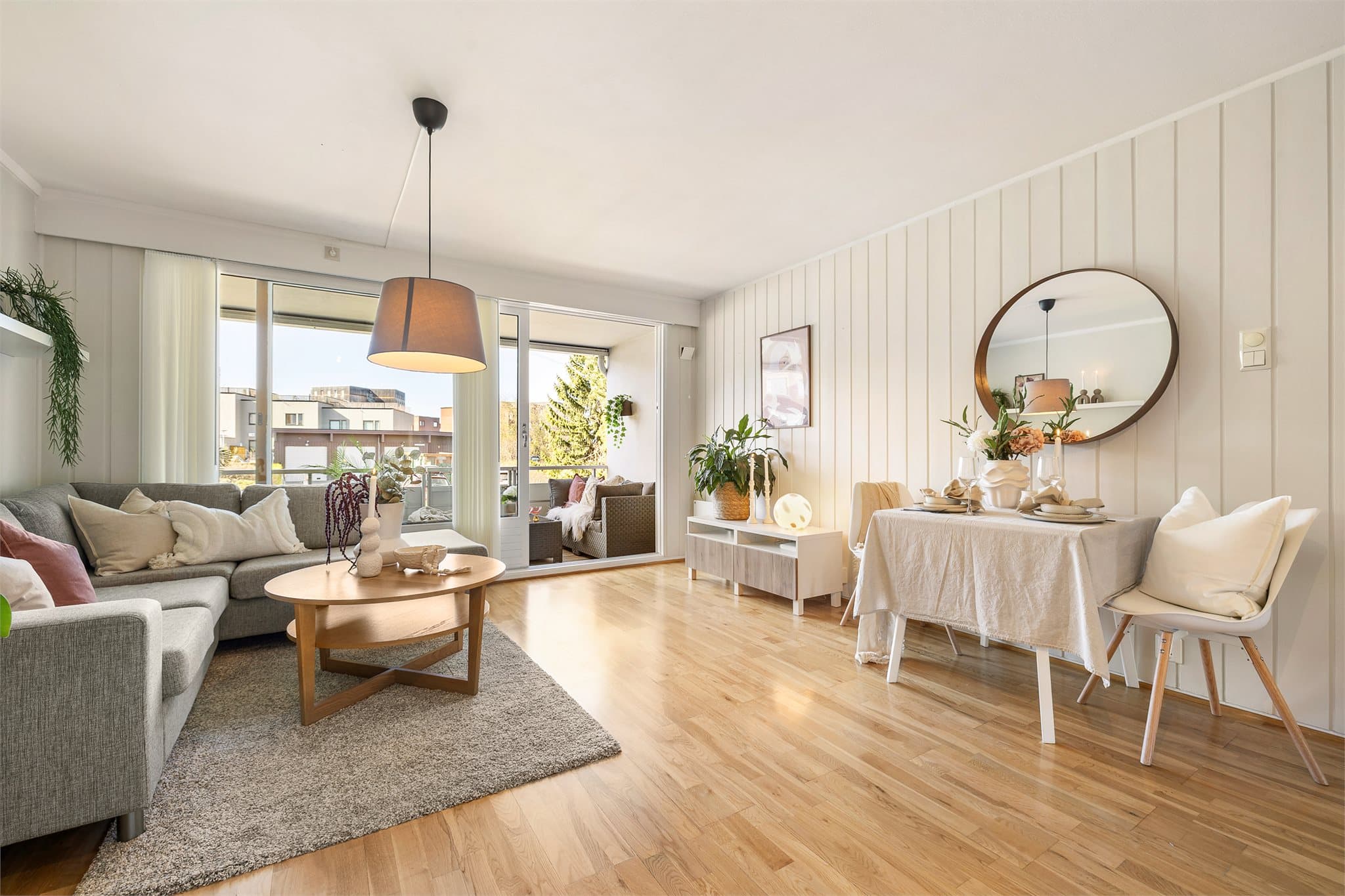 Emera eiendomsmegling ved Geir Einar Moen ønsker velkommen til Vestre Moholt-tun 27! Fotograf: Julian Nonstad / Nonstad foto