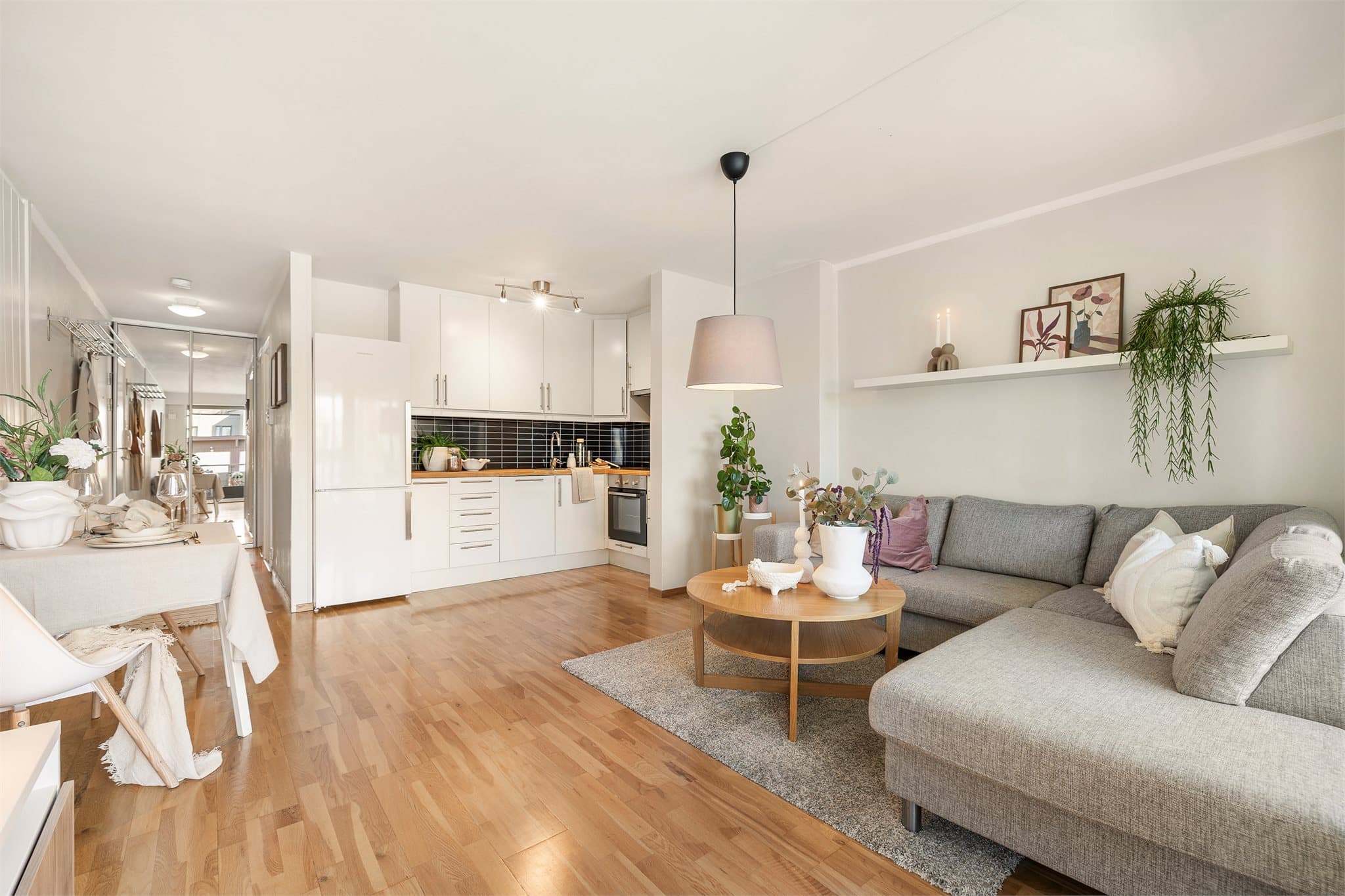 Stue og kjøkken ligger i åpen løsning og måler totalt 21 kvm.