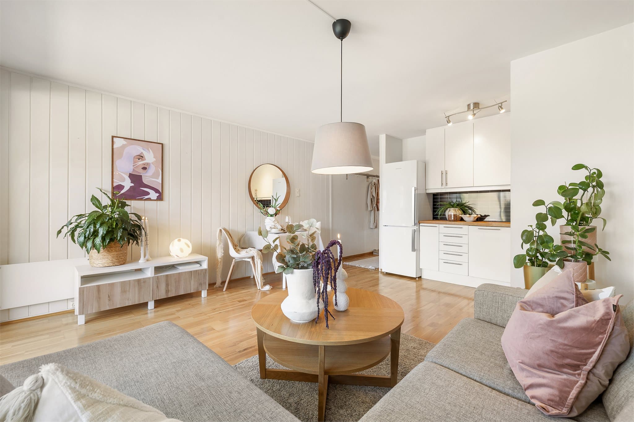 Stuen har parkettgulv som skaper en lun og innbydende atmosfære.