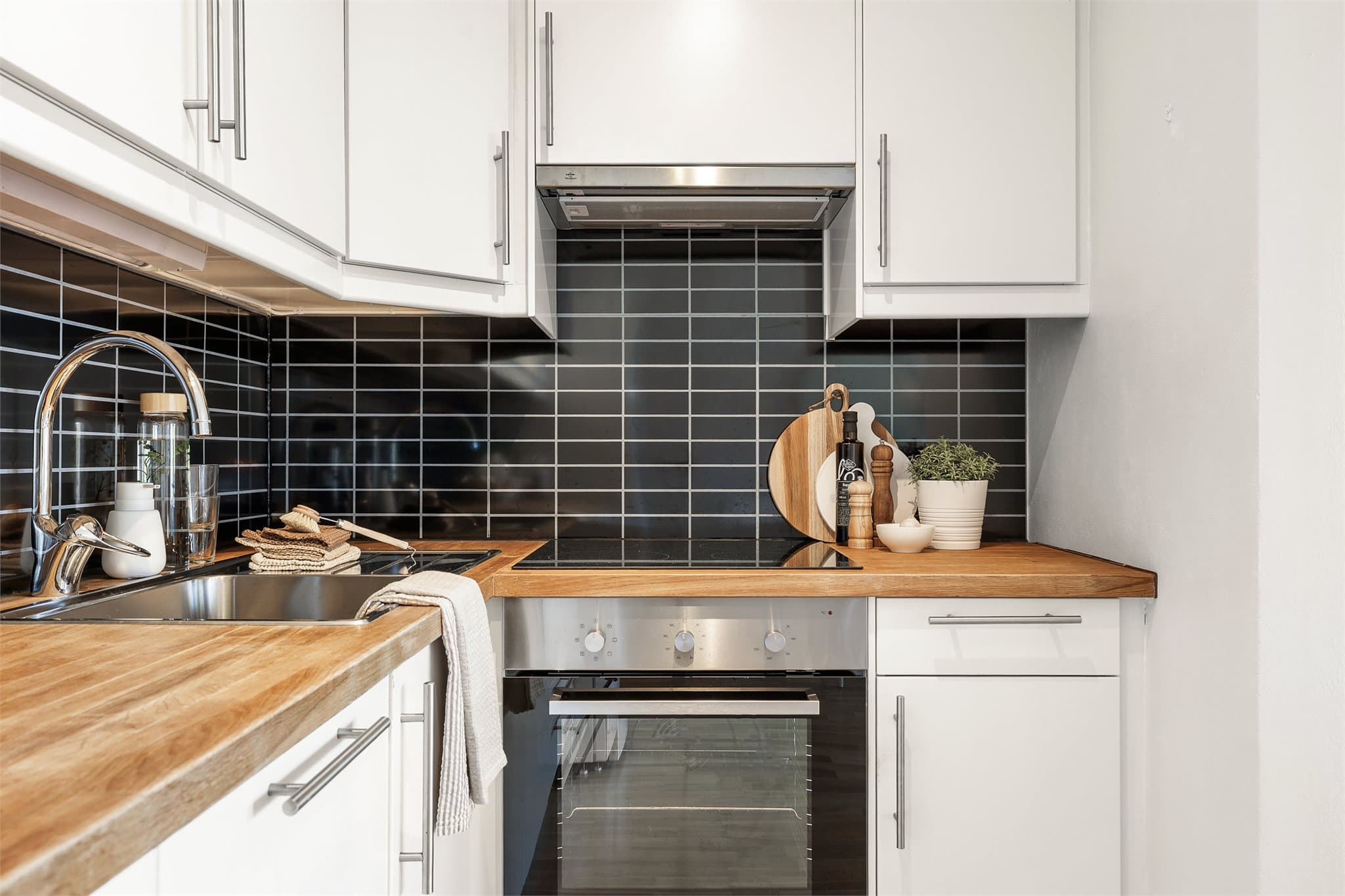 Kjøkkenet har flotte detaljer som benkeplate i heltre.