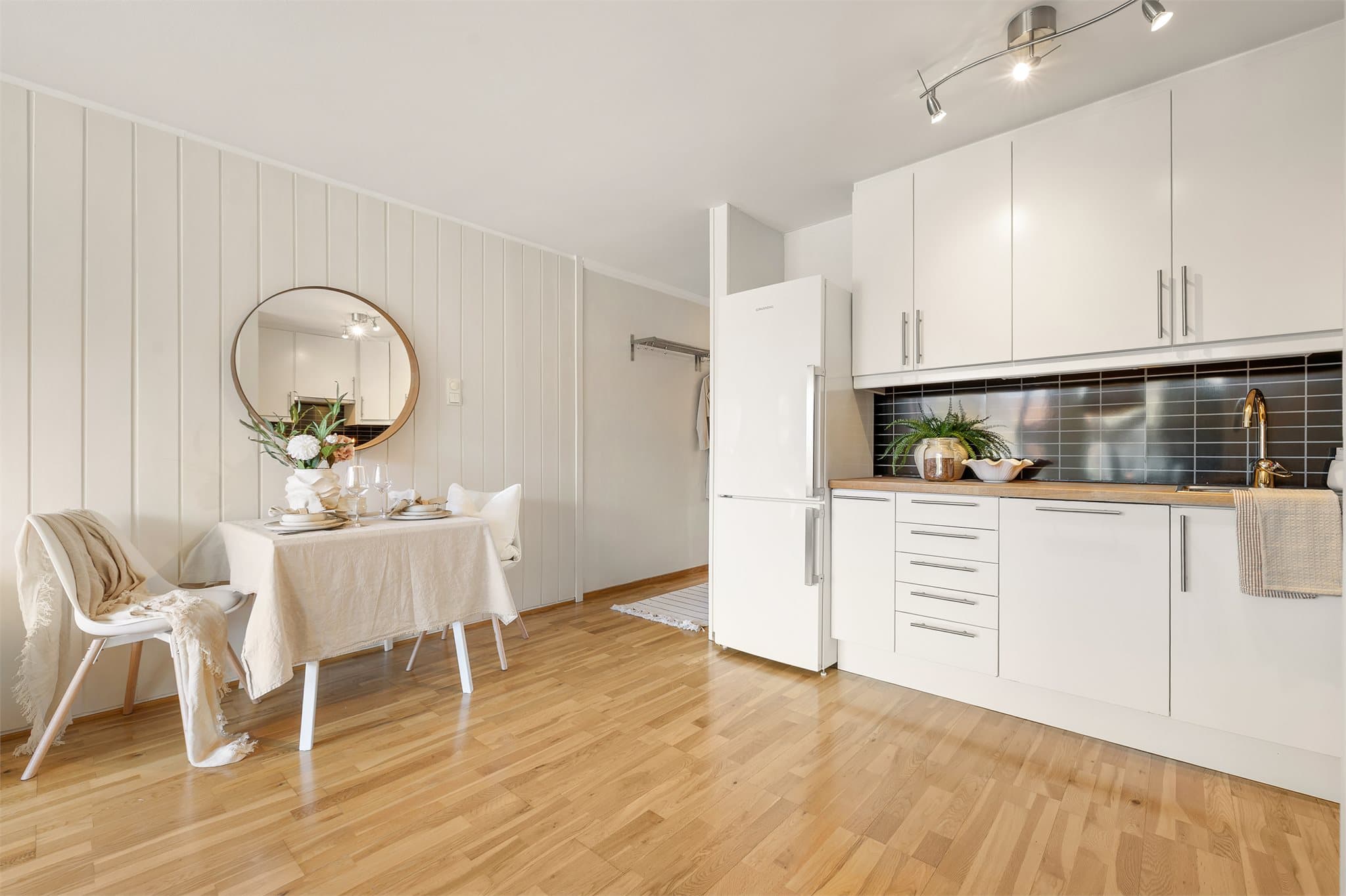 Det er plass til en mindre spisegruppe mellom stue og kjøkken.