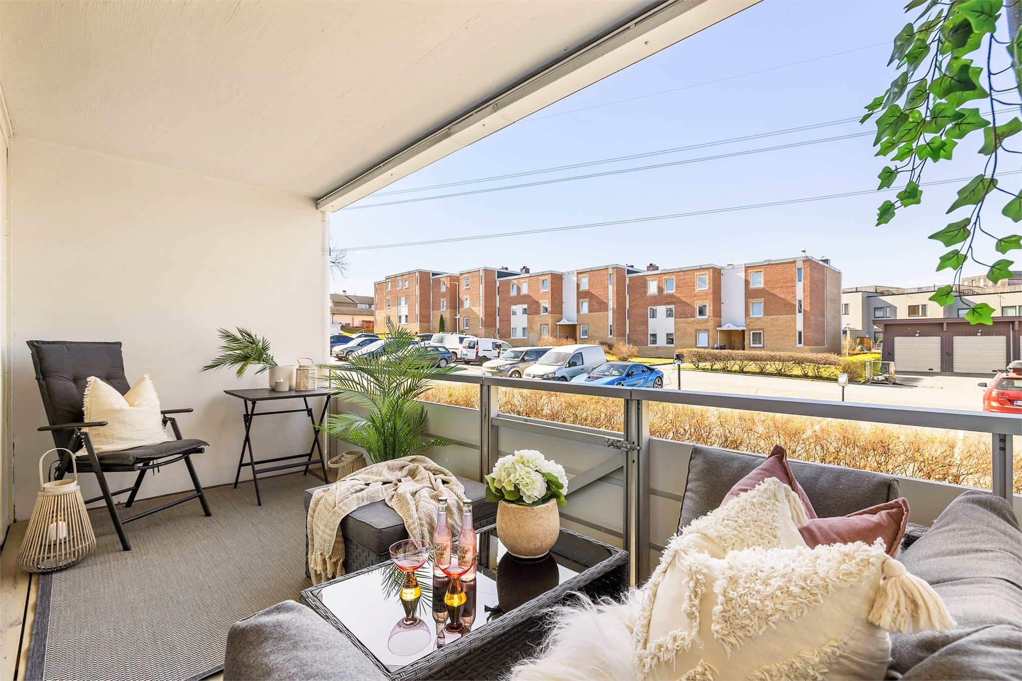 Beliggenheten i høy 1. etasje gir en privat og skjermet atmosfære med lite innsyn.