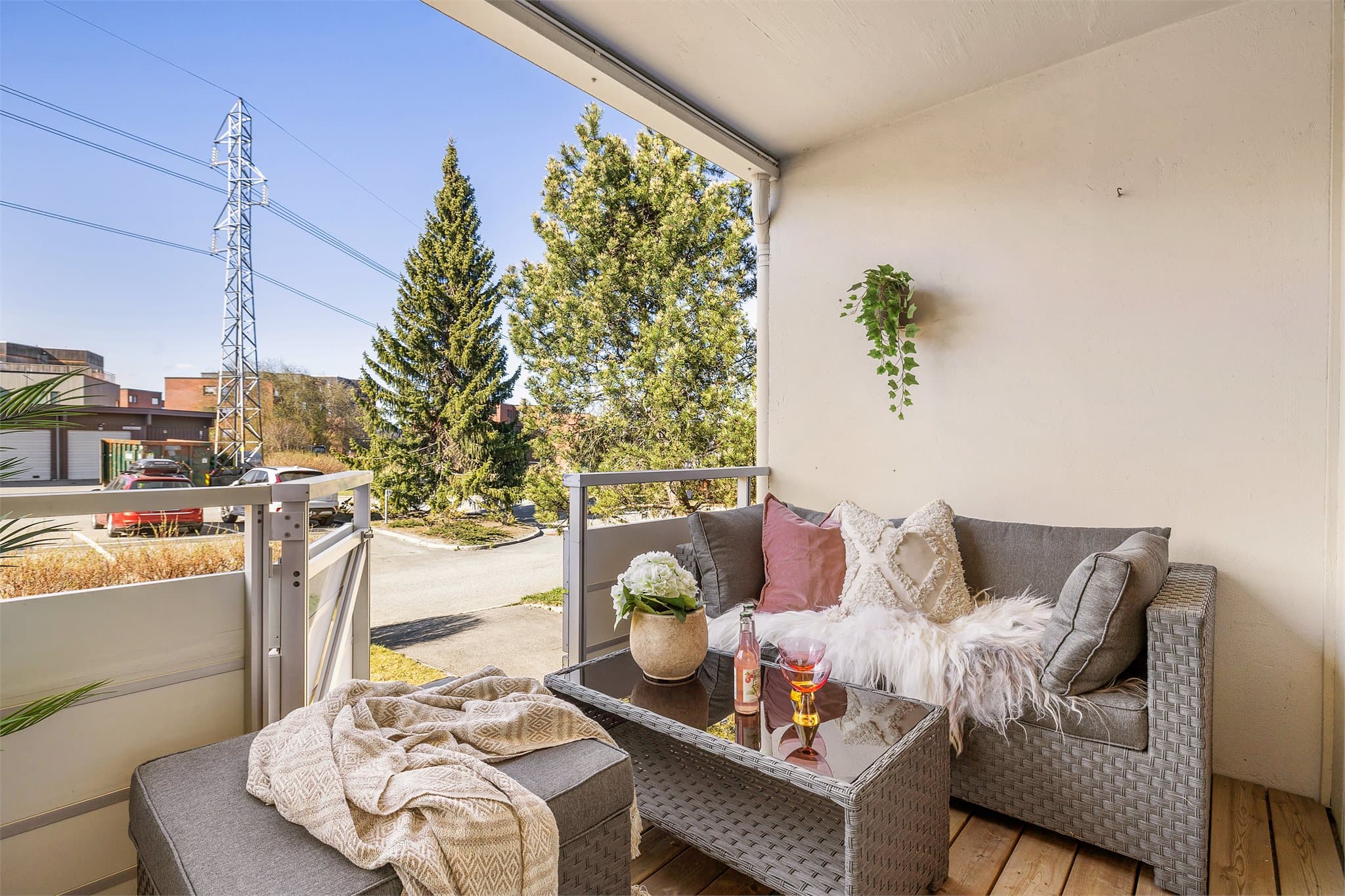 Balkongen har gode solforhold, og her kan man nyte fine sommerdager.