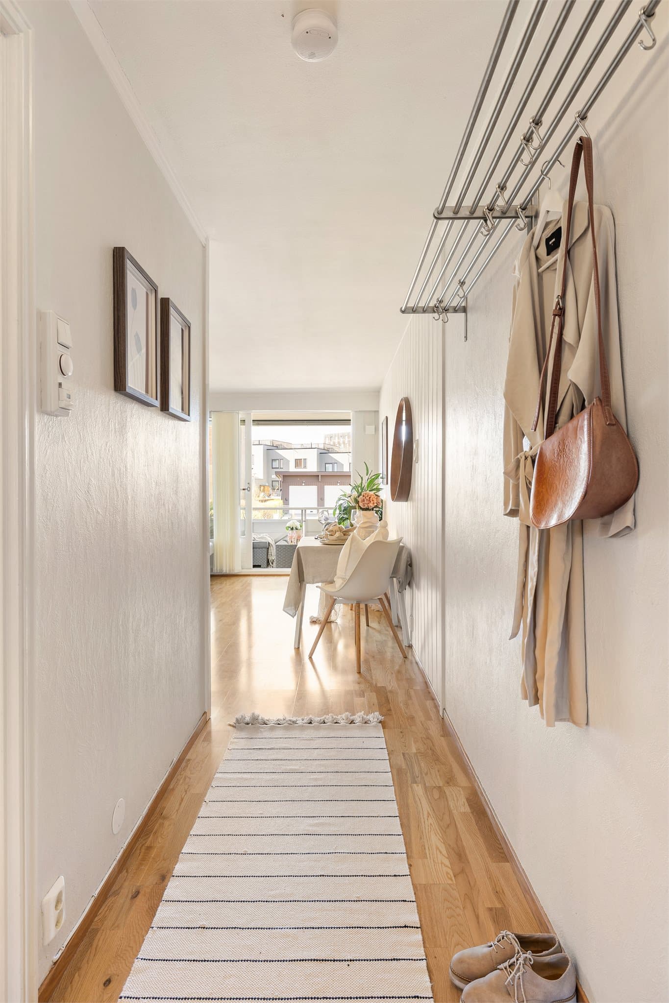 Fra leiligheten er det kort vei til kollektivforbindelser, Moholtsenteret, flere treningssentre og dagligvarebutikker.