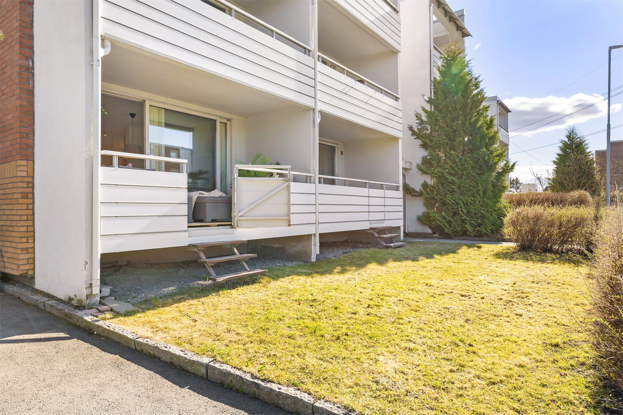 Fra balkongen har man direkte adkomst til felles hage.