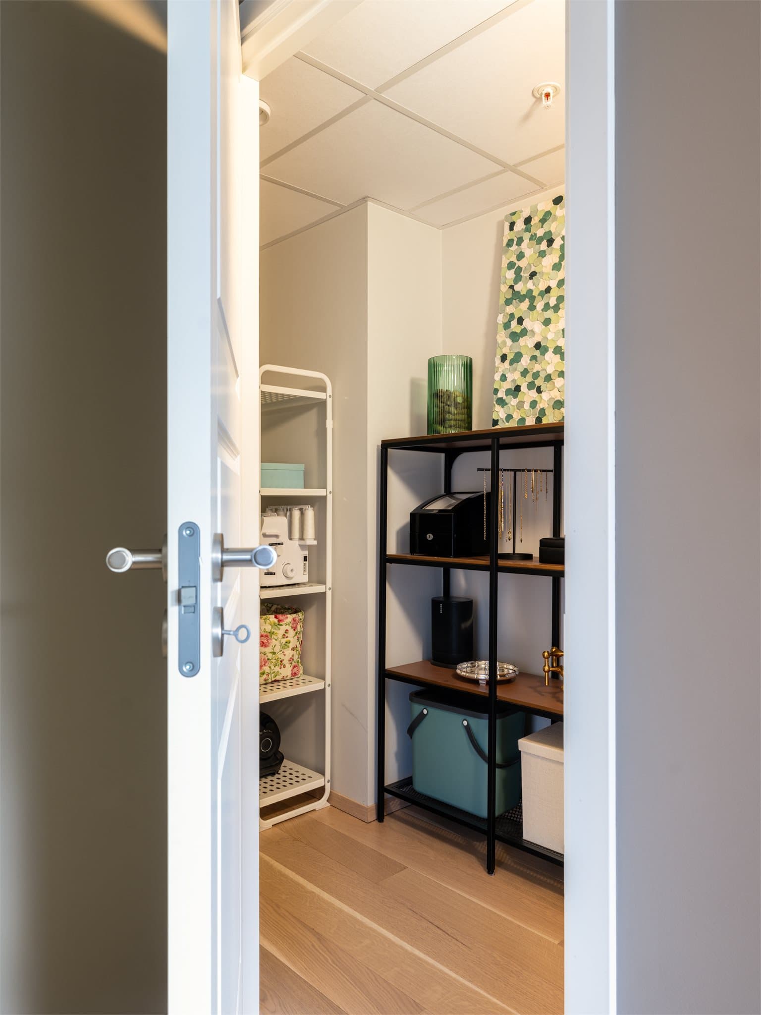 Fra soverommet er det direkte inngang til en egen bod, som gir svært praktisk oppbevaring og kan benyttes som walk-in-garderobe.