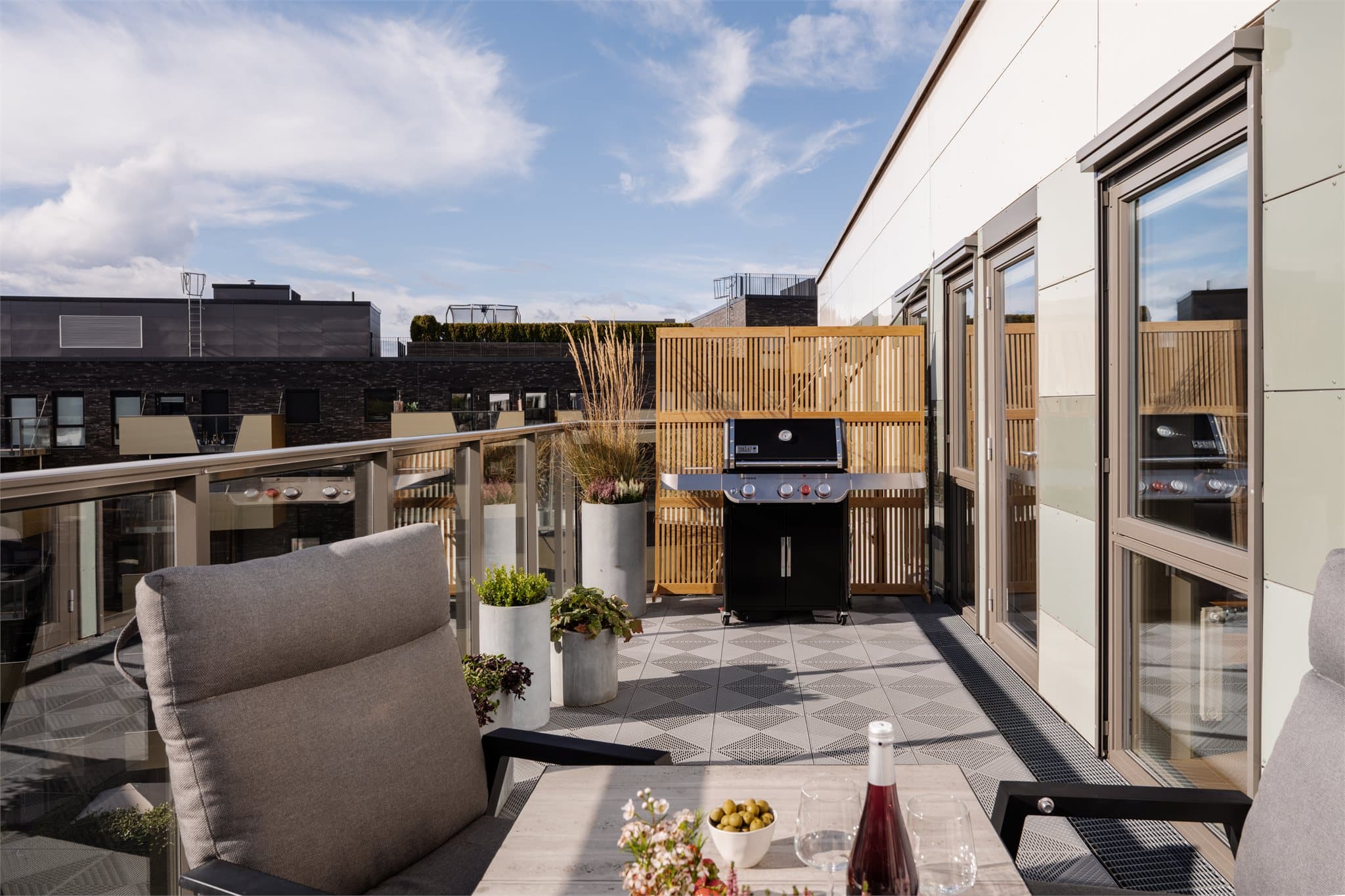 Den sydvestvendte balkongen på 16 m² byr på god plass til utemøbler, grill og annen innredning.