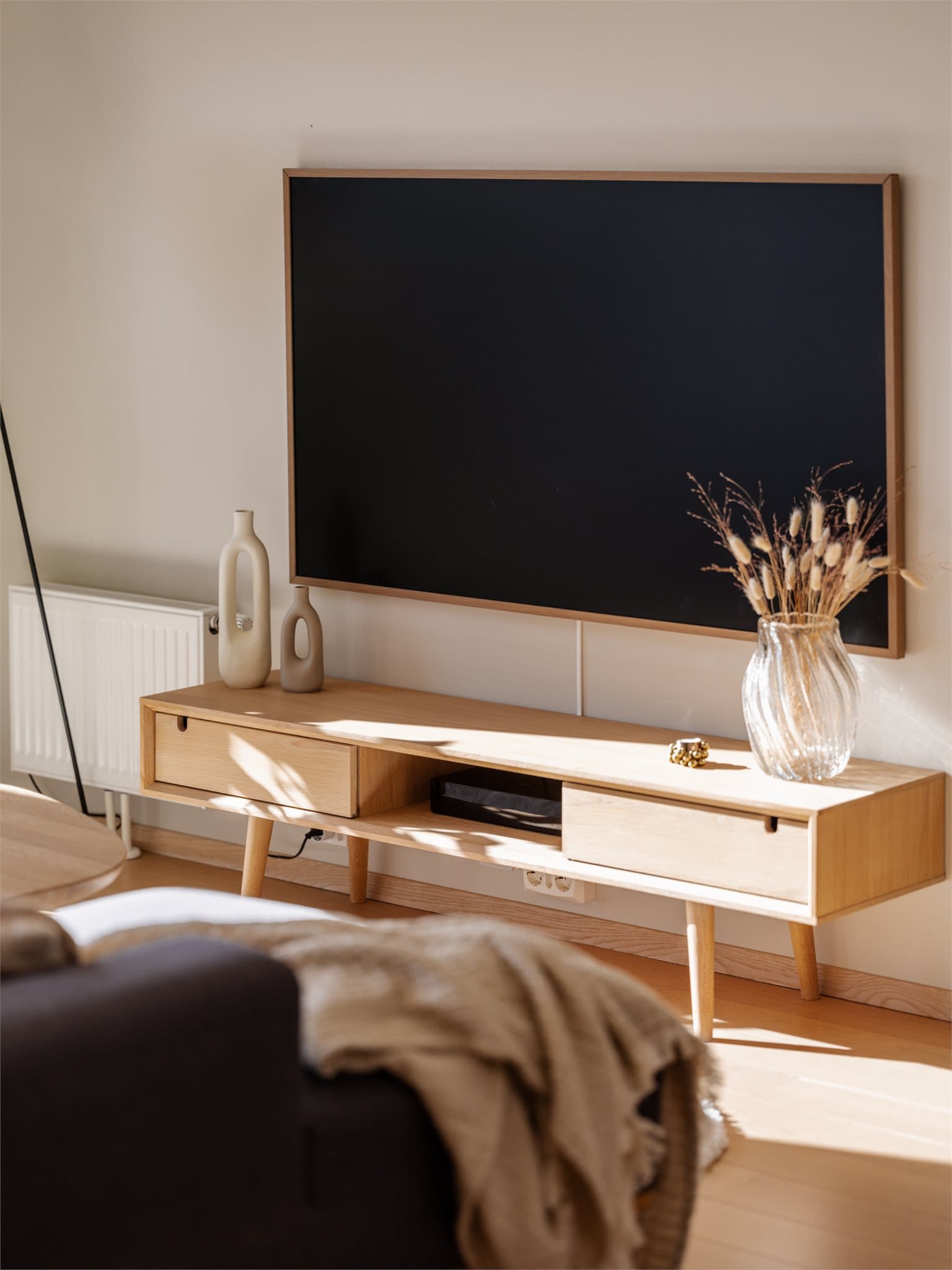 Leiligheten varmes opp via radiatorer tilknyttet fjernvarme.