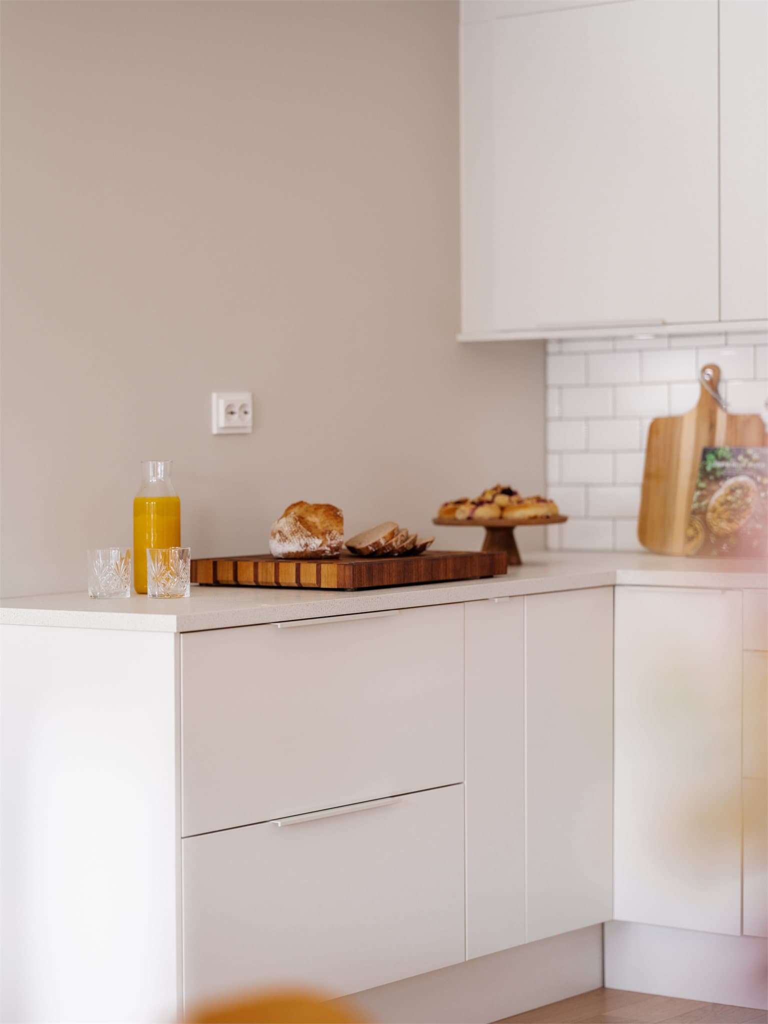 Kjøkkenet har glatte skapfronter og laminat benkeplate, og fremstår stilrent og moderne.