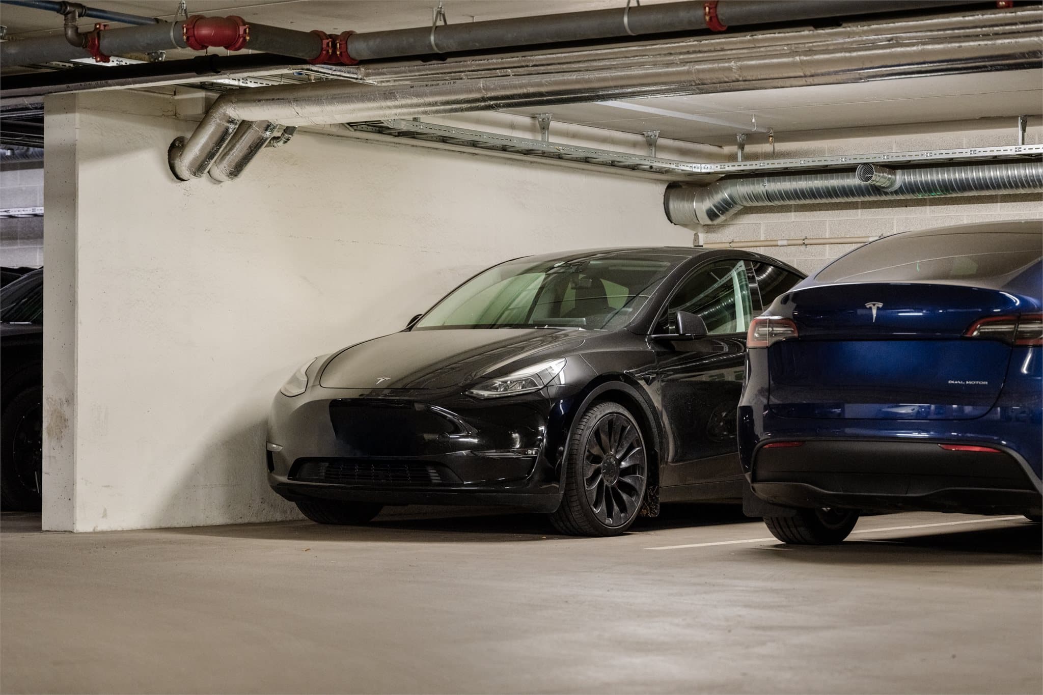 Ta heisen ned til garasjeplan hvor det medfølger en egen parkeringsplass.