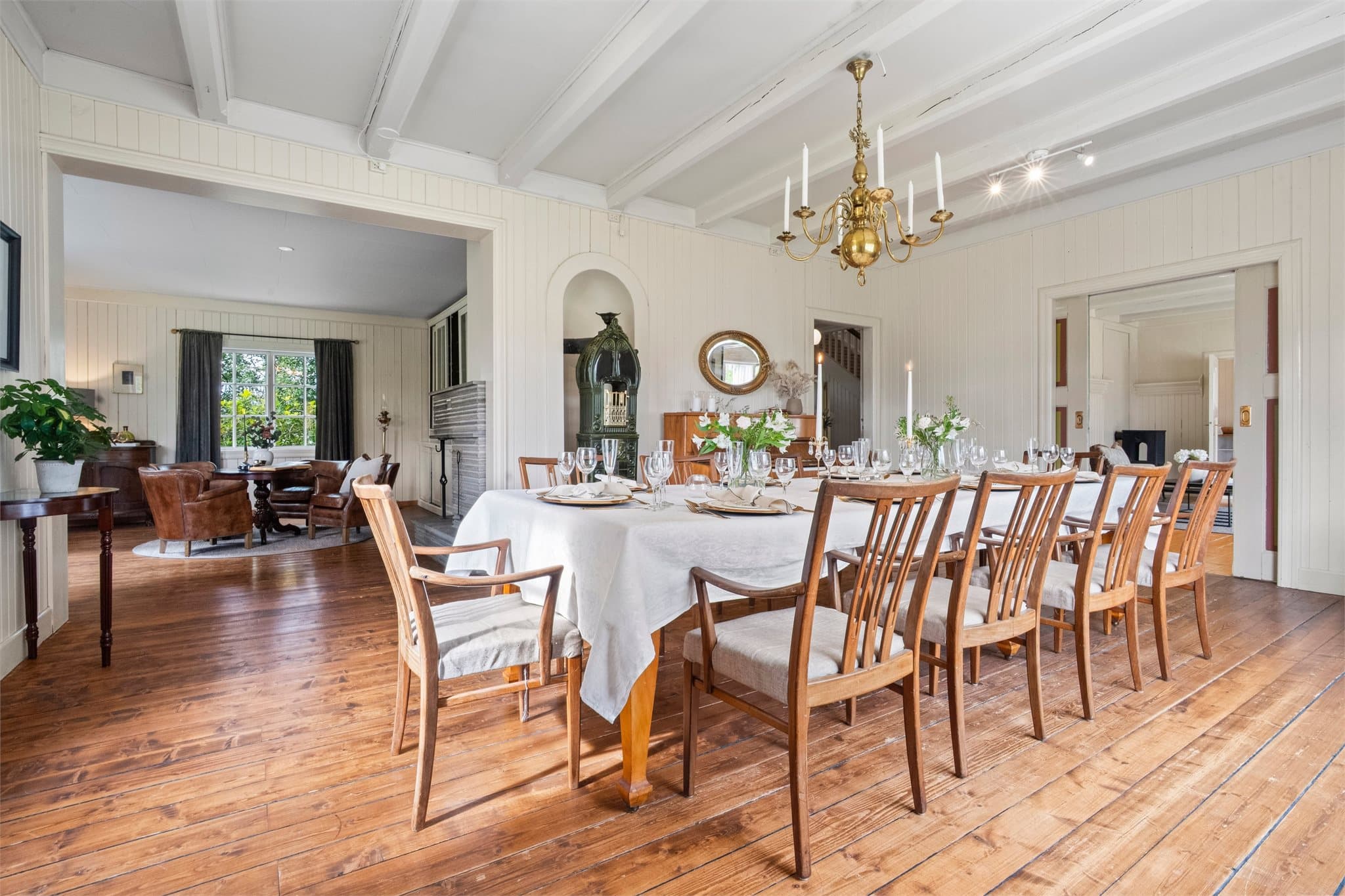 Huset oppleves som luftig og lyst, med store vindusflater, god takhøyde og fine lysinnslipp som fremhever boligens originale kvaliteter.