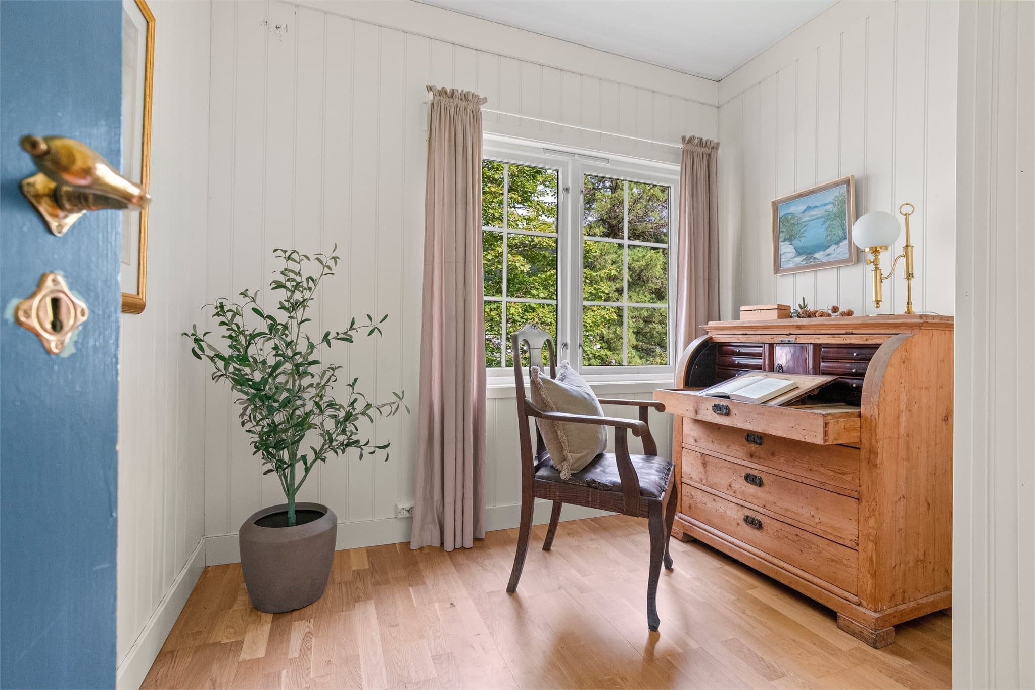 Rommene egner seg også godt som hjemmekontor eller bibliotek.