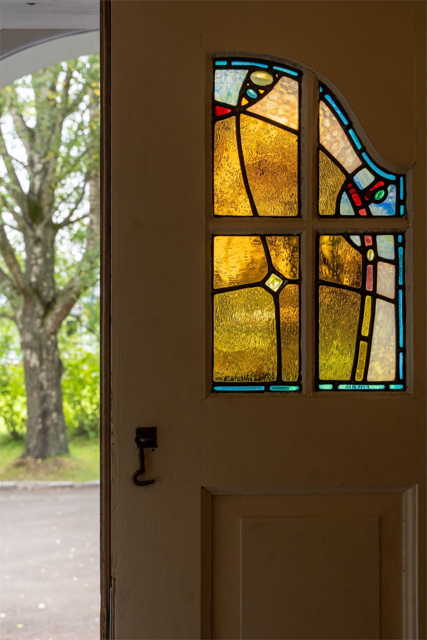Vakre, originale detaljer som glassmaleriet i inngangsdøren er bevart.