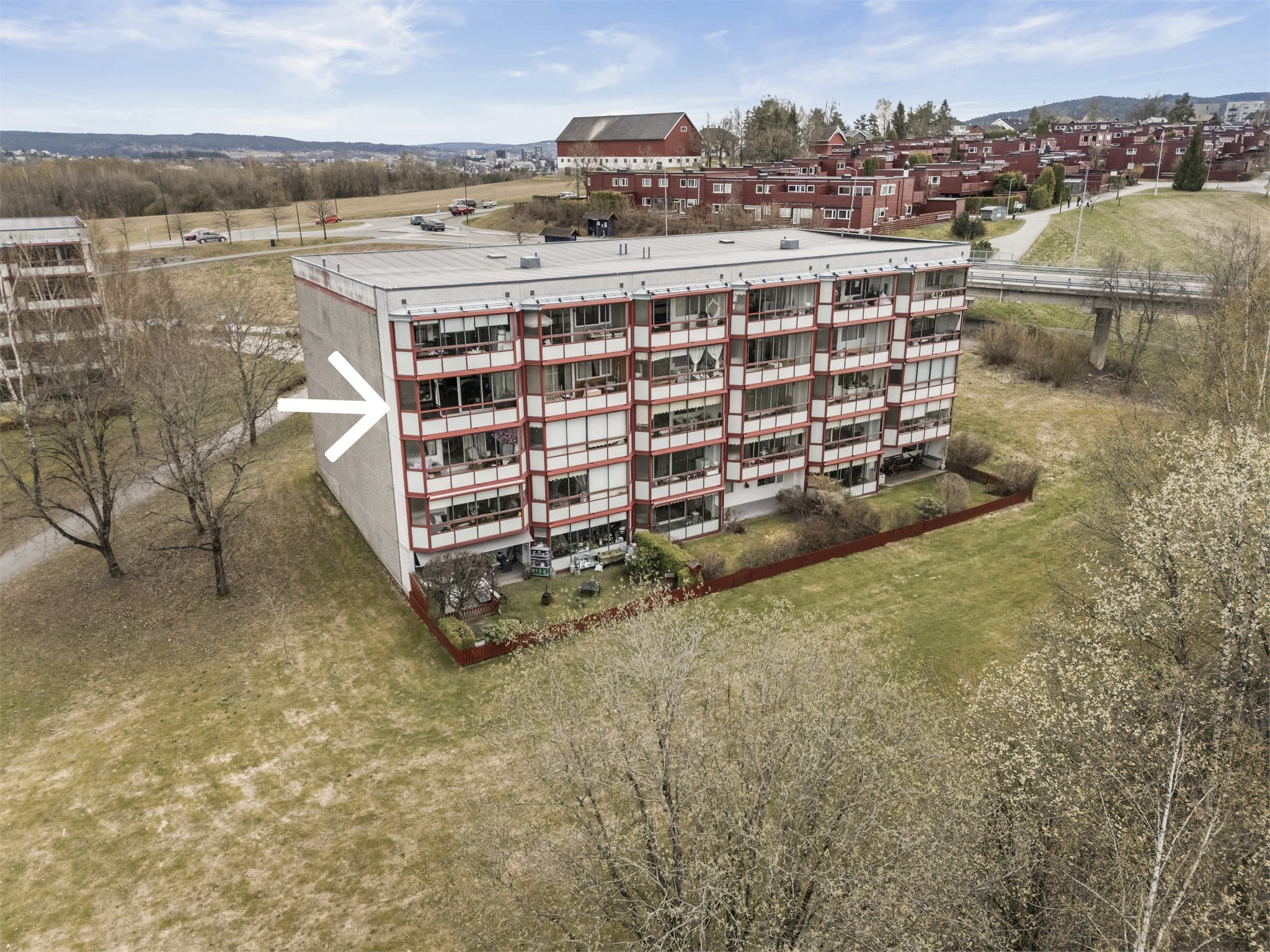 Endeleiligheten ligger i 3. etasje og bussholdeplass retning Lillestrøm og Oslo ligger i umiddelbar nærhet.