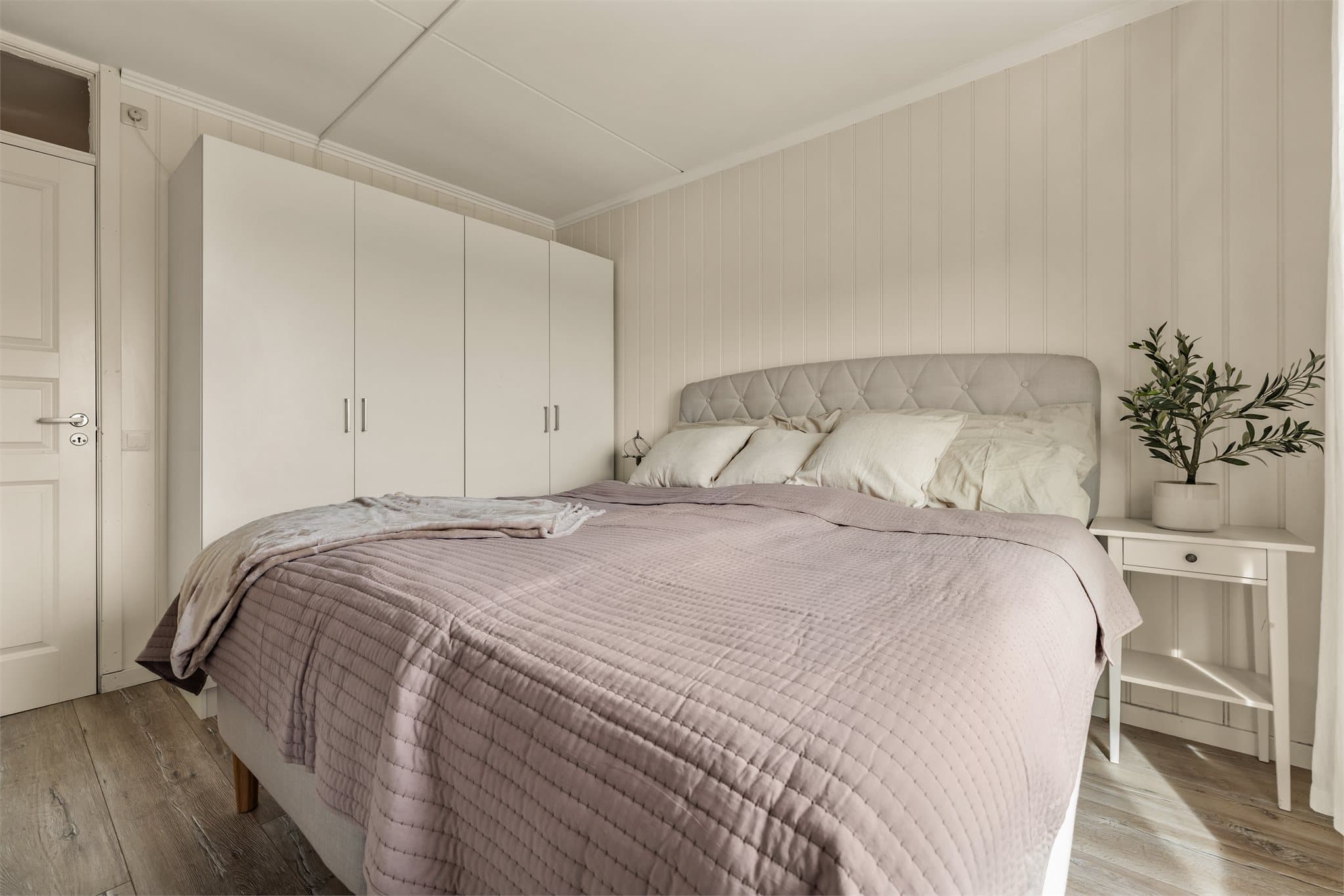 Garderobeskap medfølger.