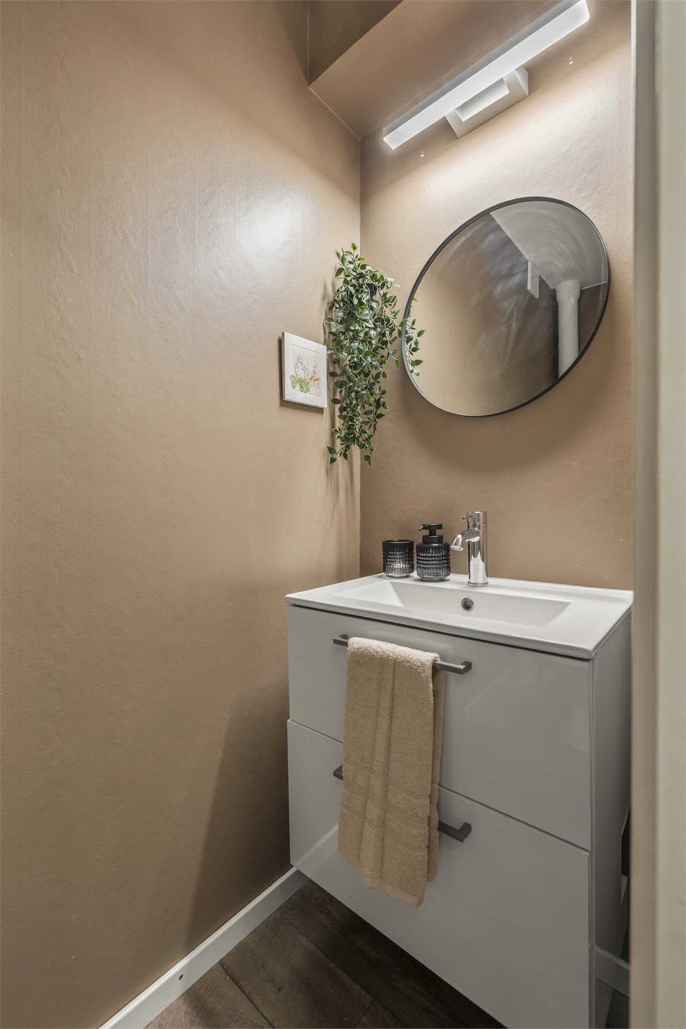 Separat WC med adgang fra vaskerom med egen dør. Innredning med slette fronter og heldekkende servant.