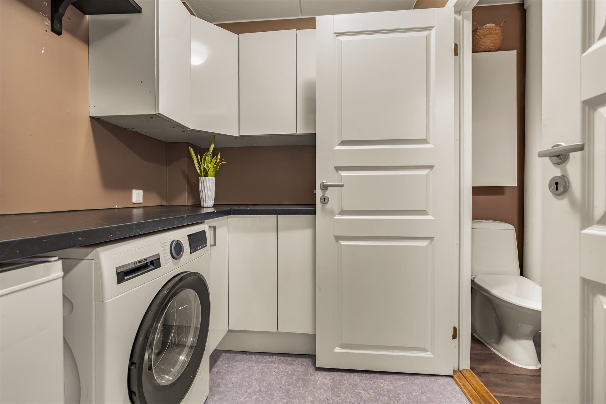 Leiligheten har i tillegg et separat vaskerom og WC - et praktisk rom for barnefamilien!