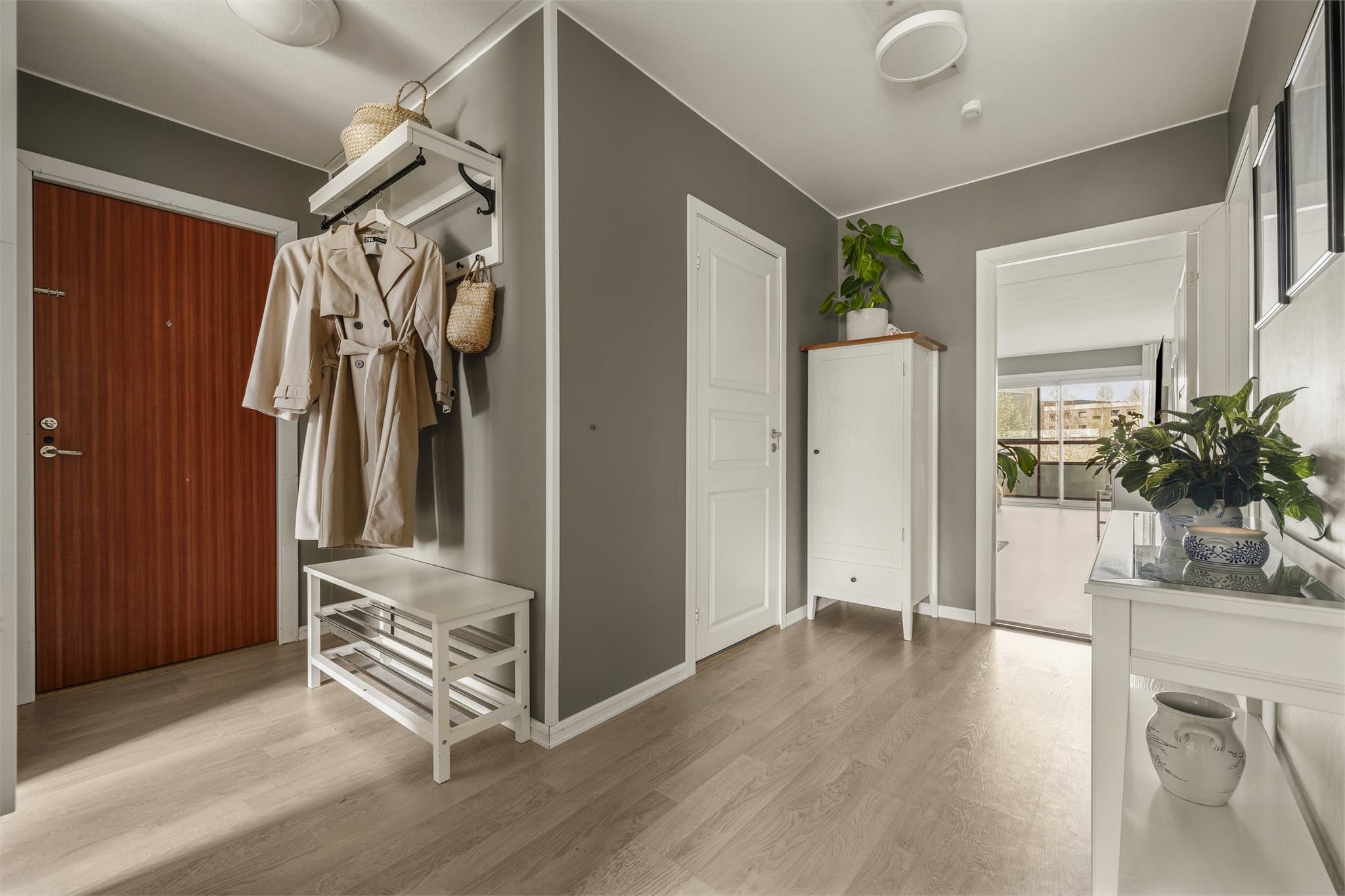 Velkommen inn! Det er god plass til å henge fra seg klær, samt en innvendig bod i tilknytning til entreen.