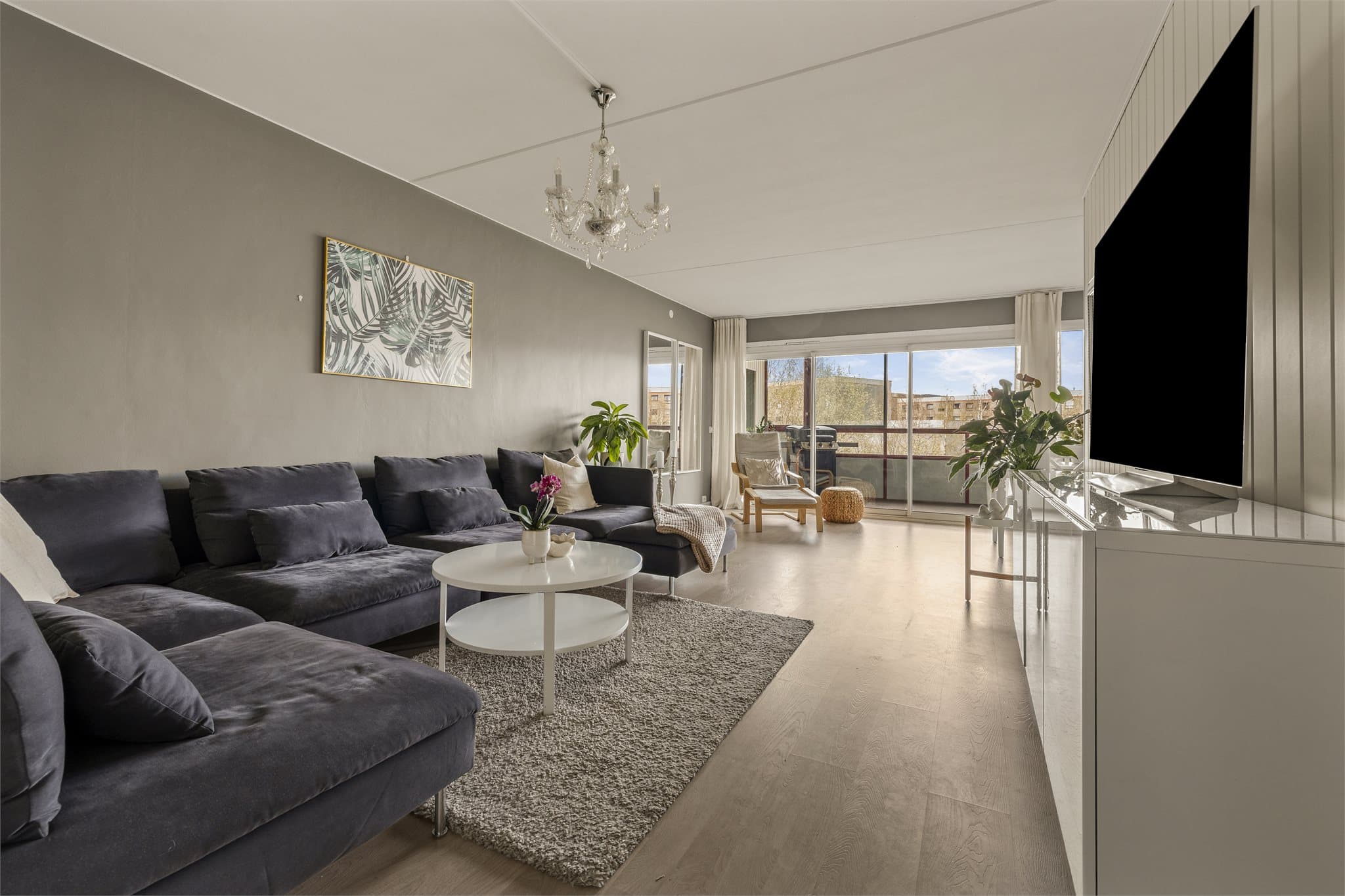 Stuen får rikelig med naturlig lys fra store vindusflater som også bidrar til å skape en god romfølelse.