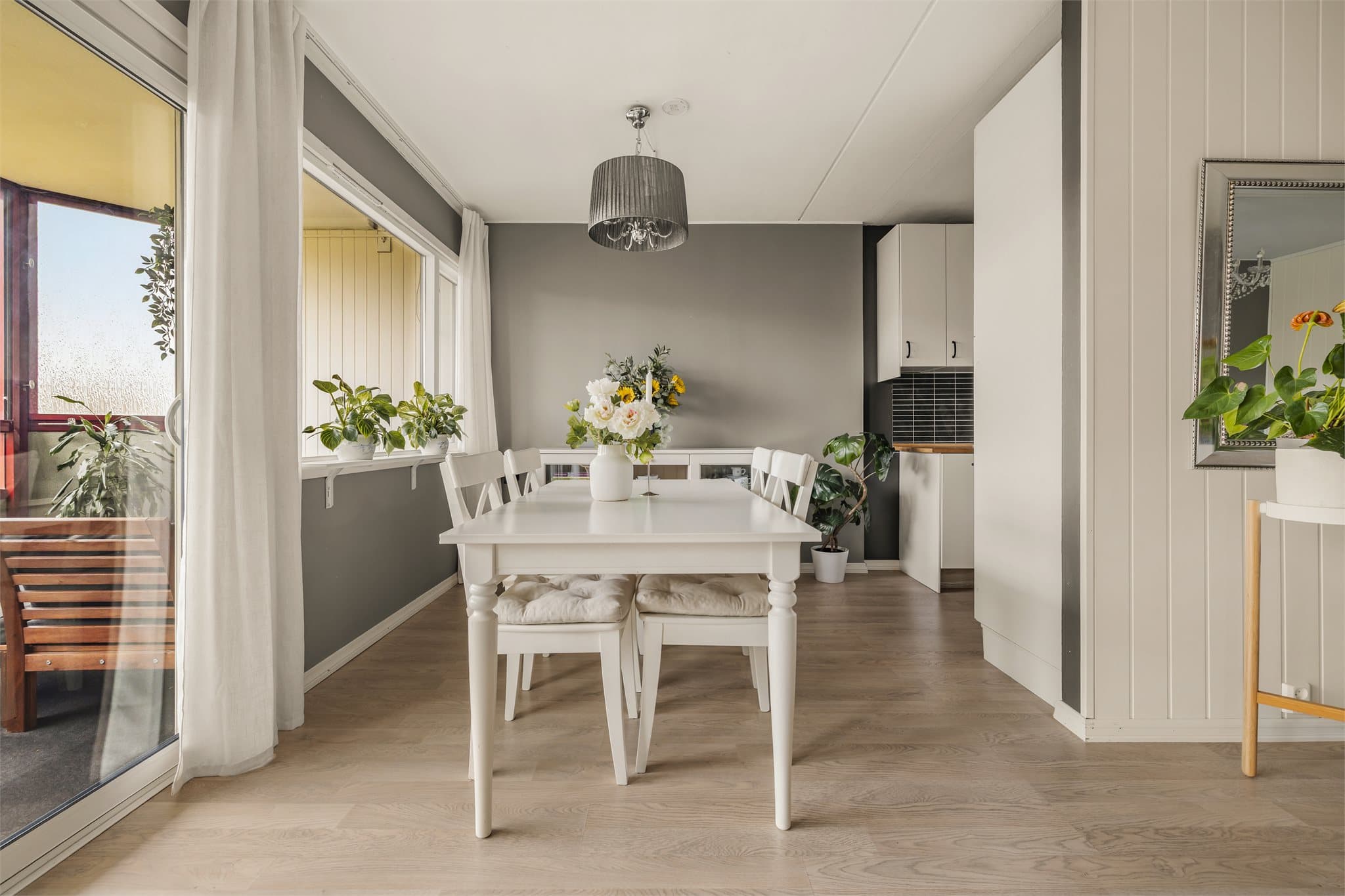 Ved kjøkkenet er det god plass til en spisegruppe.