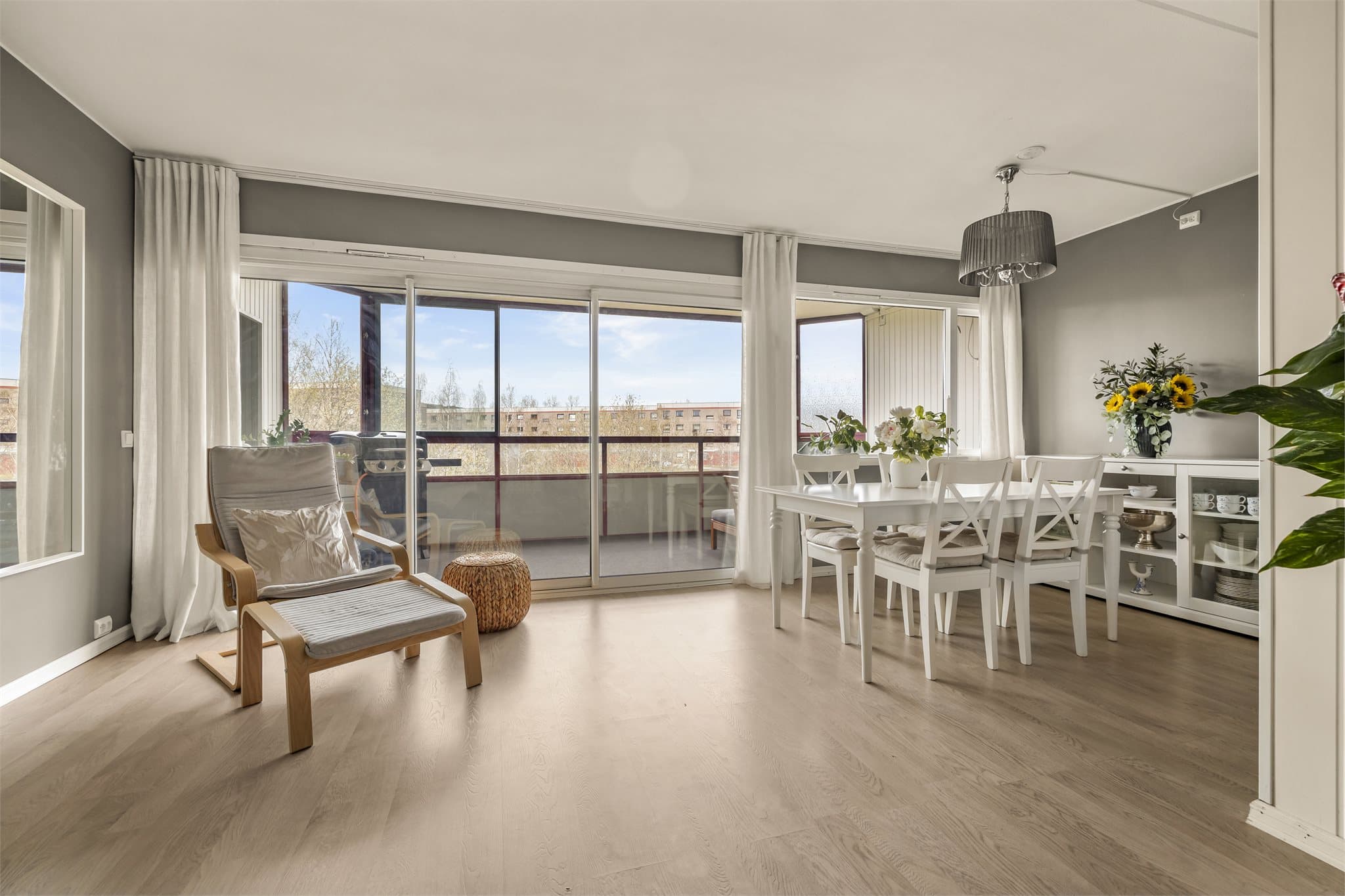 Fra stuen er det utgang til en stor innglasset balkong med fin utsikt.