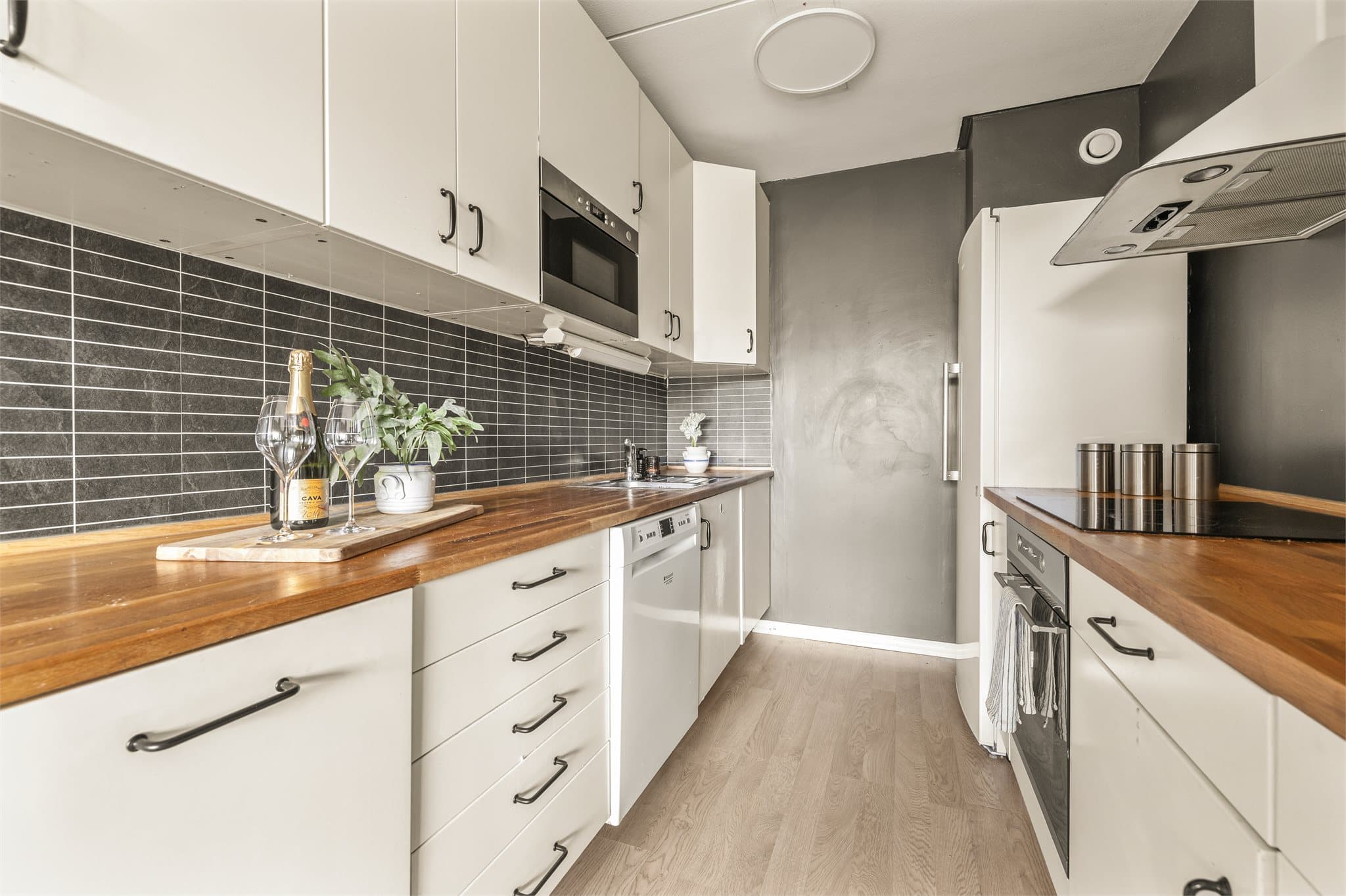 Kjøkkenet har godt med skap- og benkeplass. Innredningen har glatte fronter og benkeplate i heltre.