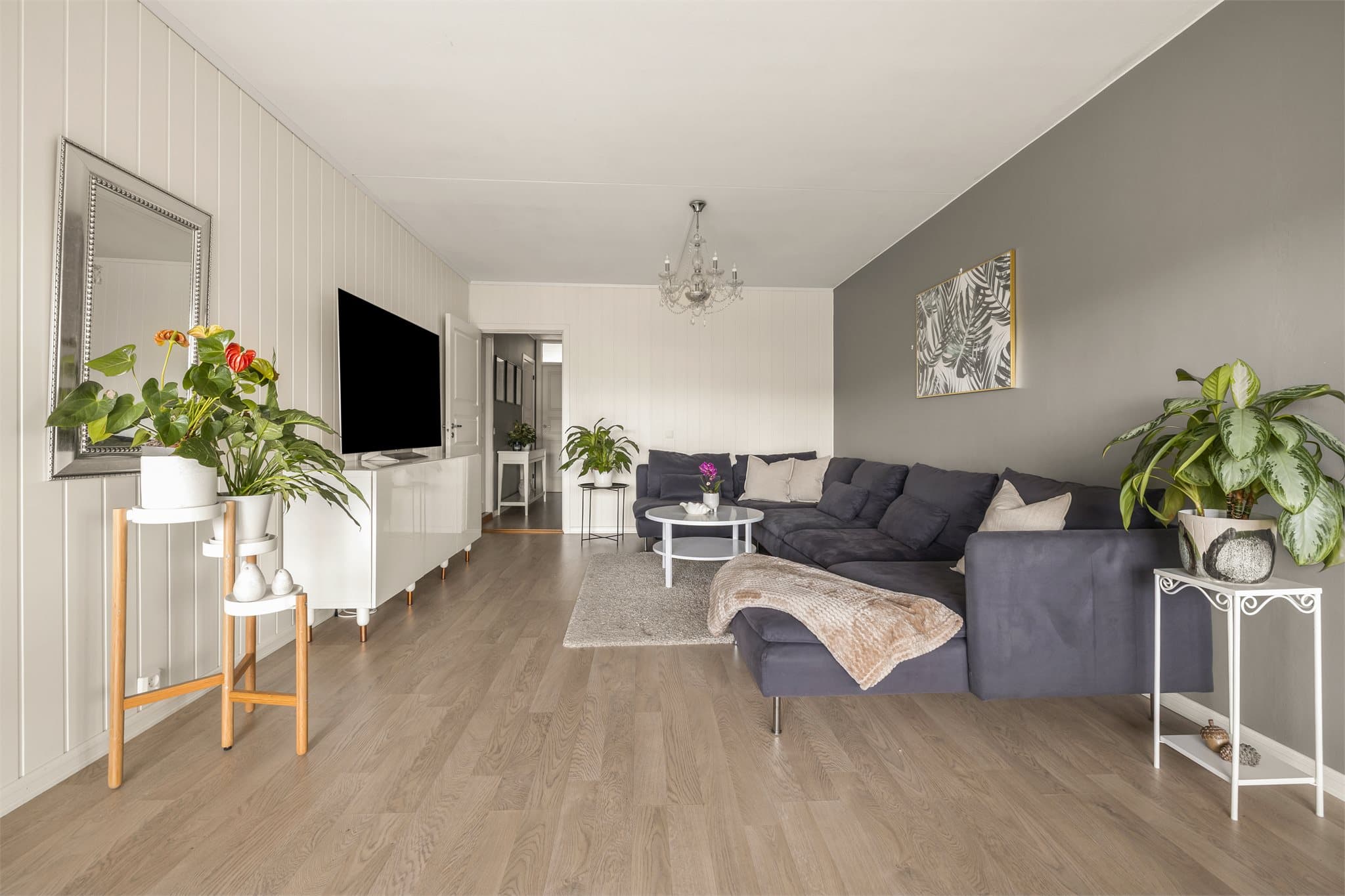 Leiligheten inneholder en hyggelig stue med god plass til sofaløsning og tilhørende møblement.