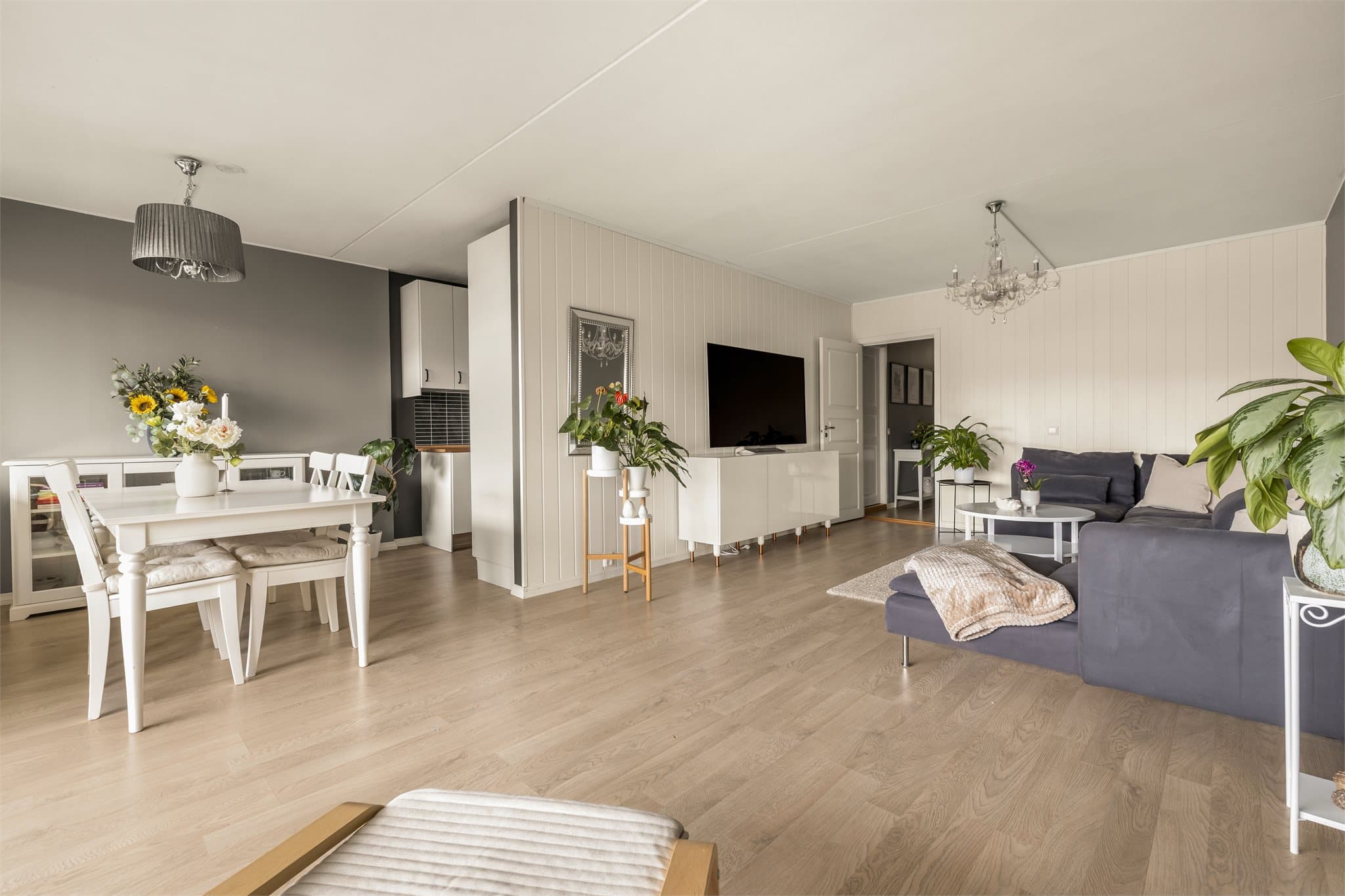 Praktisk spisestue i tilknytning til stue/kjøkken, hvor man kan samle venner og familie ved sosiale anledninger.