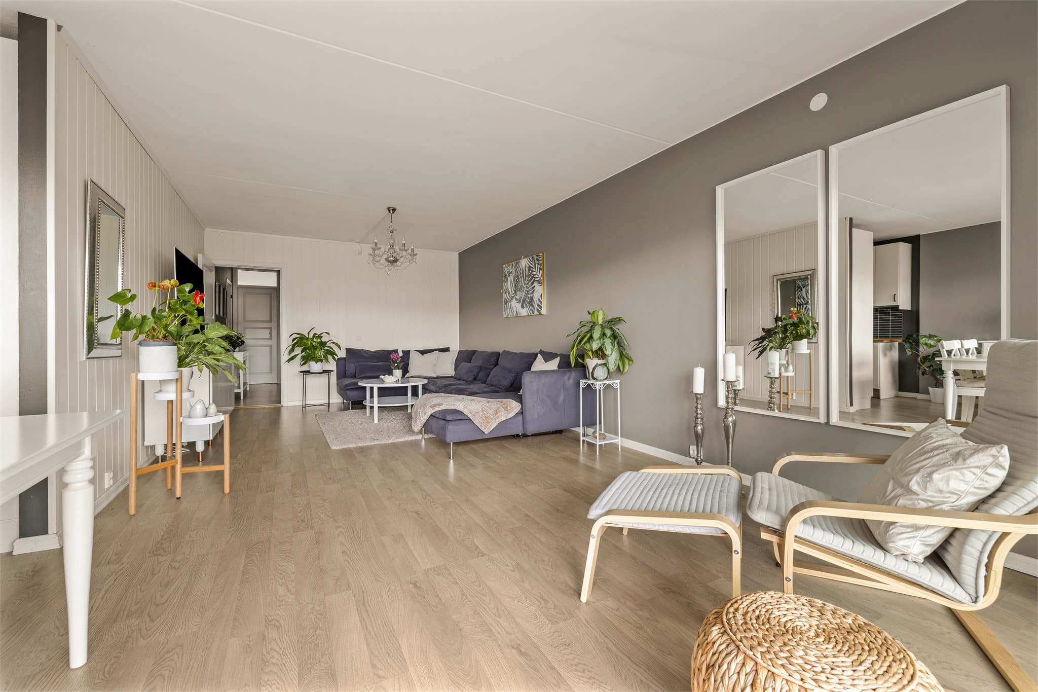 Leiligheten er lys og innbydende med gode møbleringsmuligheter.