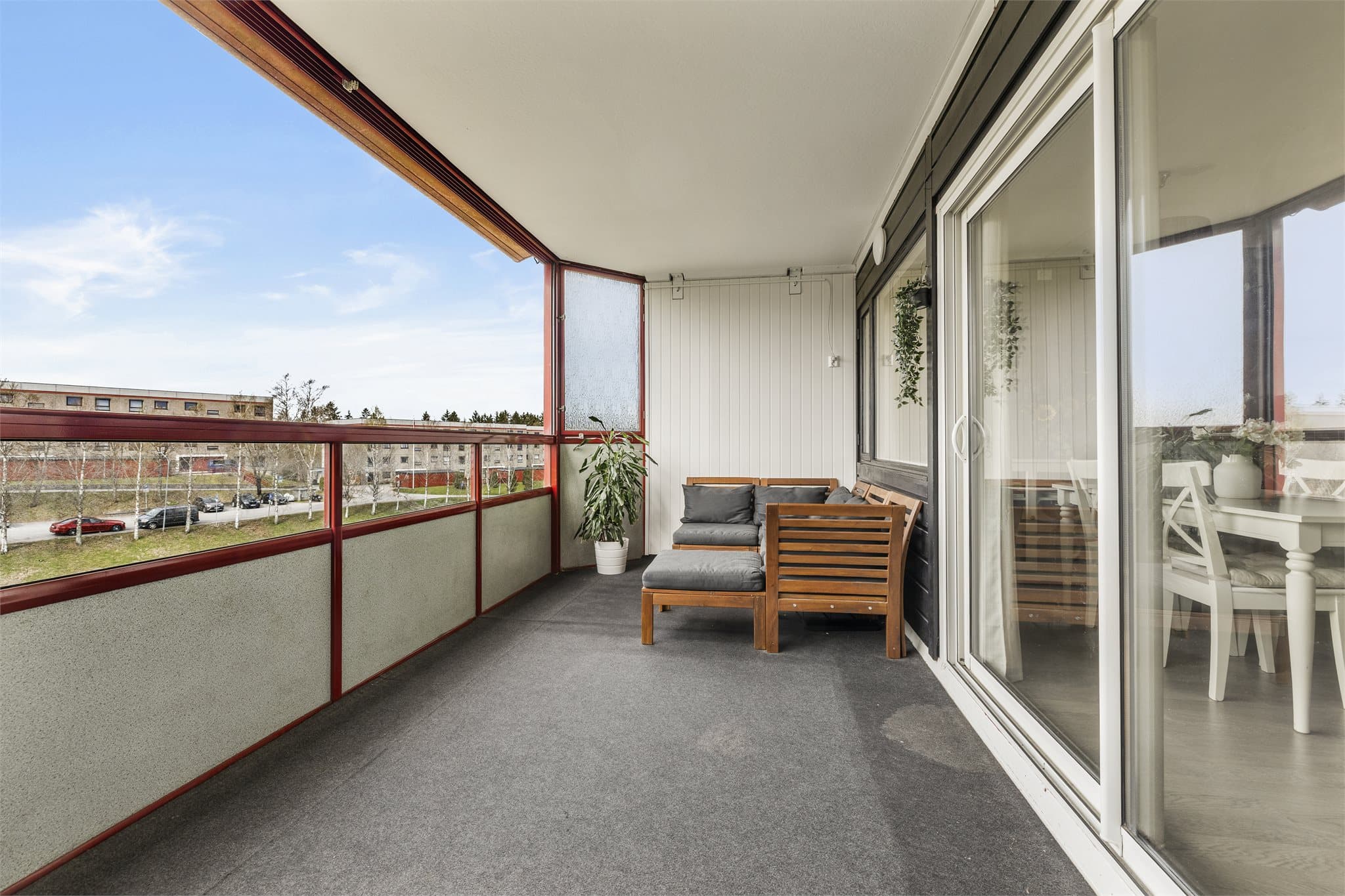 Den solrike balkongen er på ca. 14 kvm og er en herlig forlengelse av stuen.