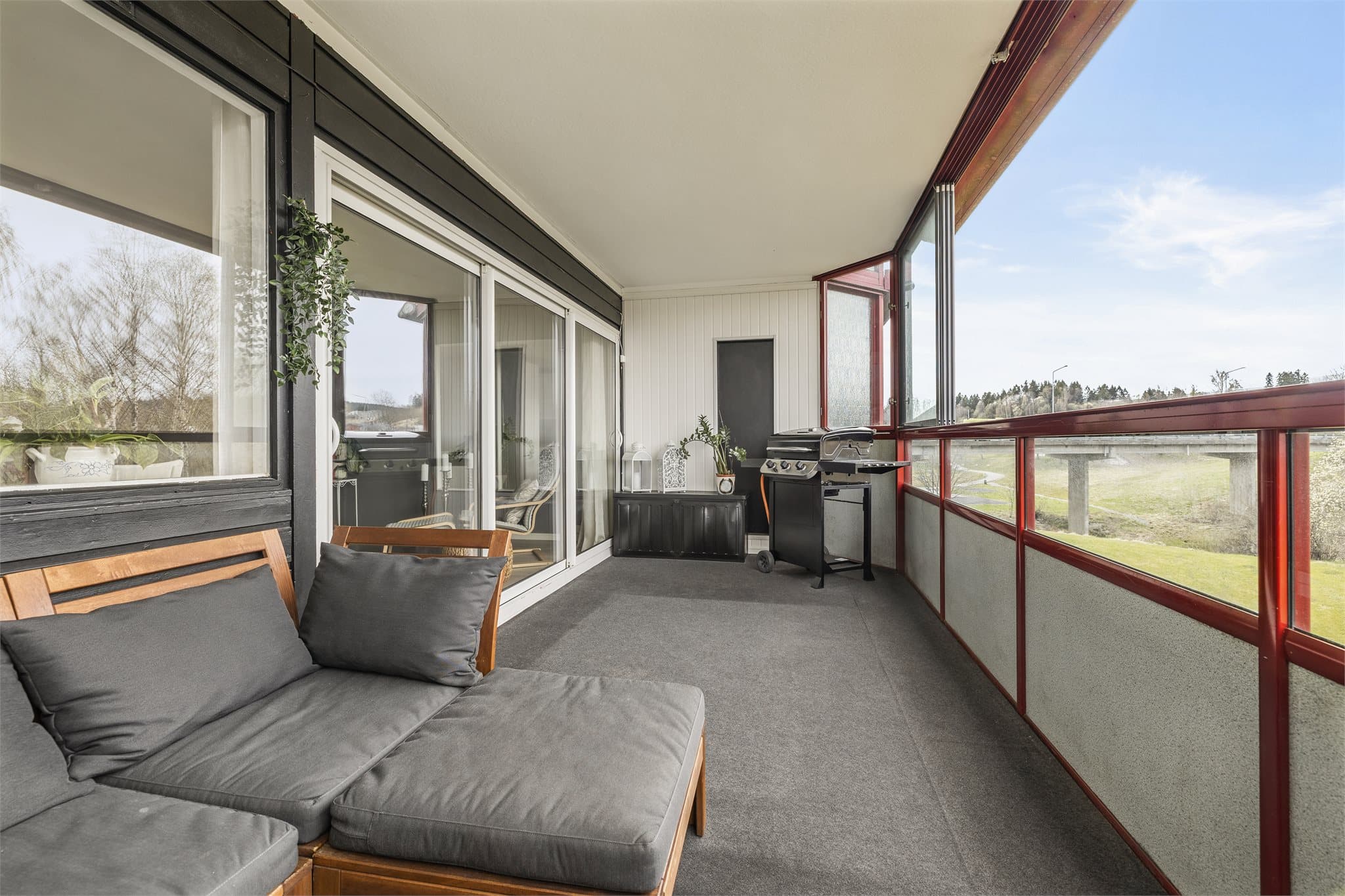 Her er det god plass til en sittegruppe og grill.