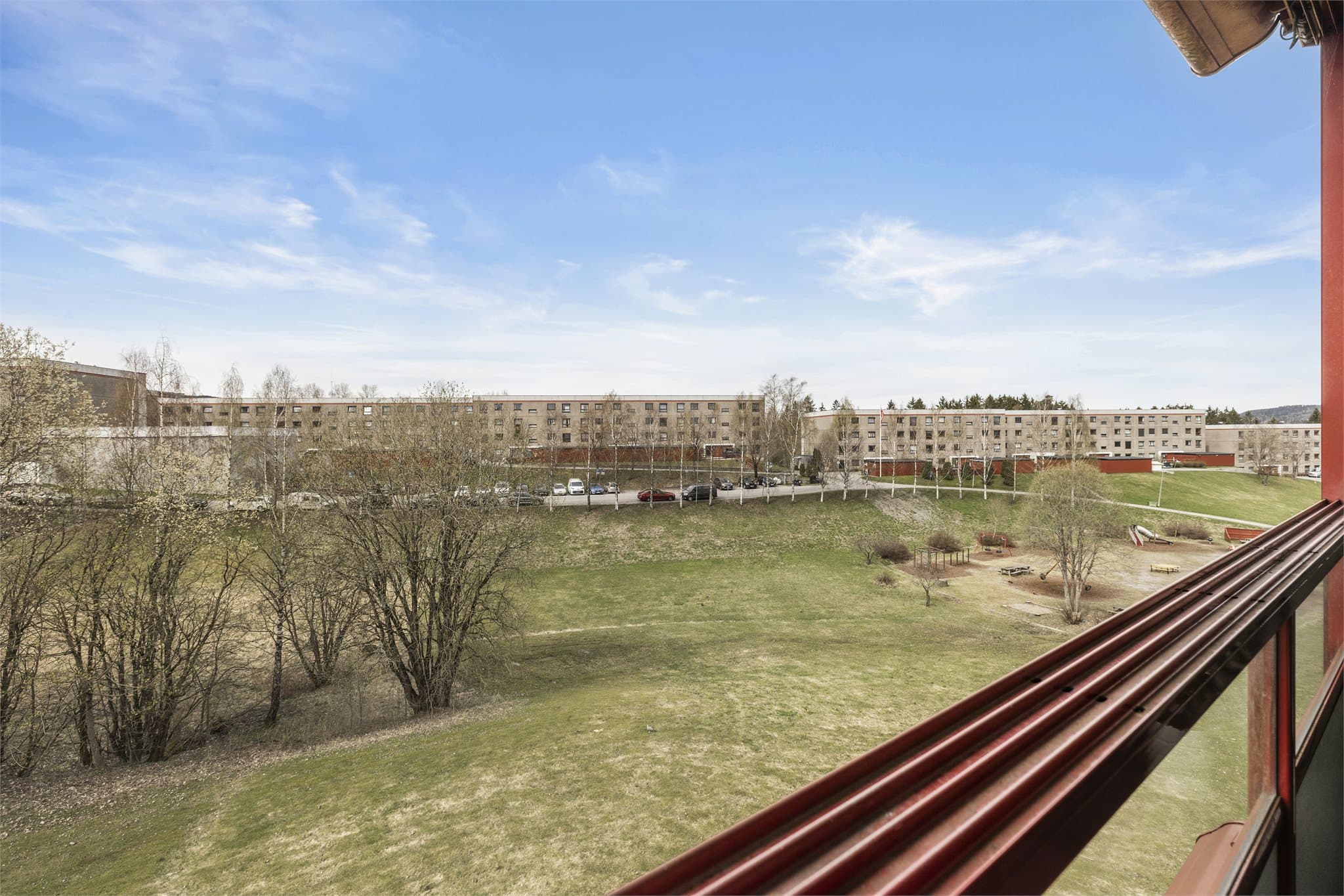 Vestvendt balkong med fin utsikt og gode solforhold.