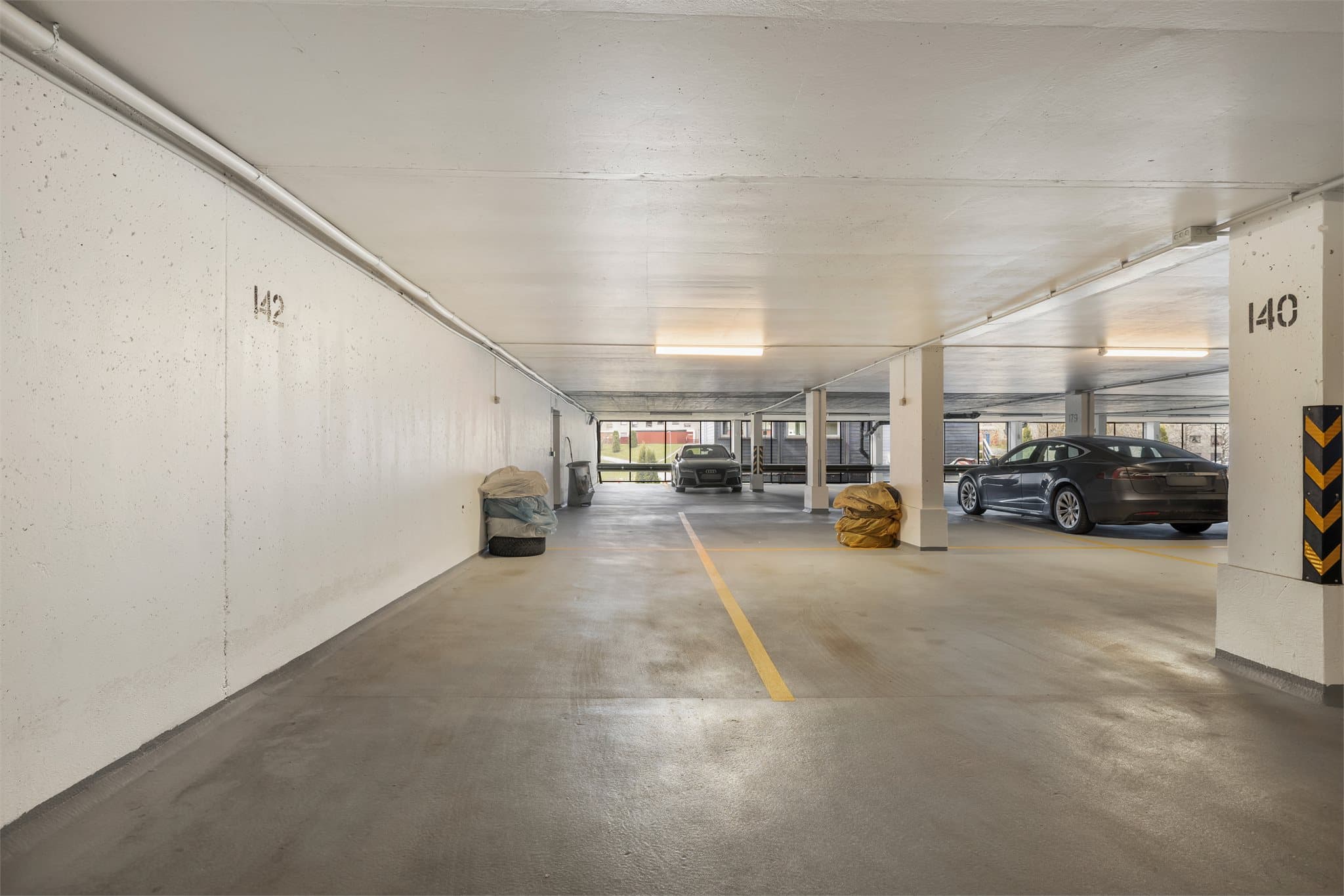 Garasjeplass (nr 142) medfølger.