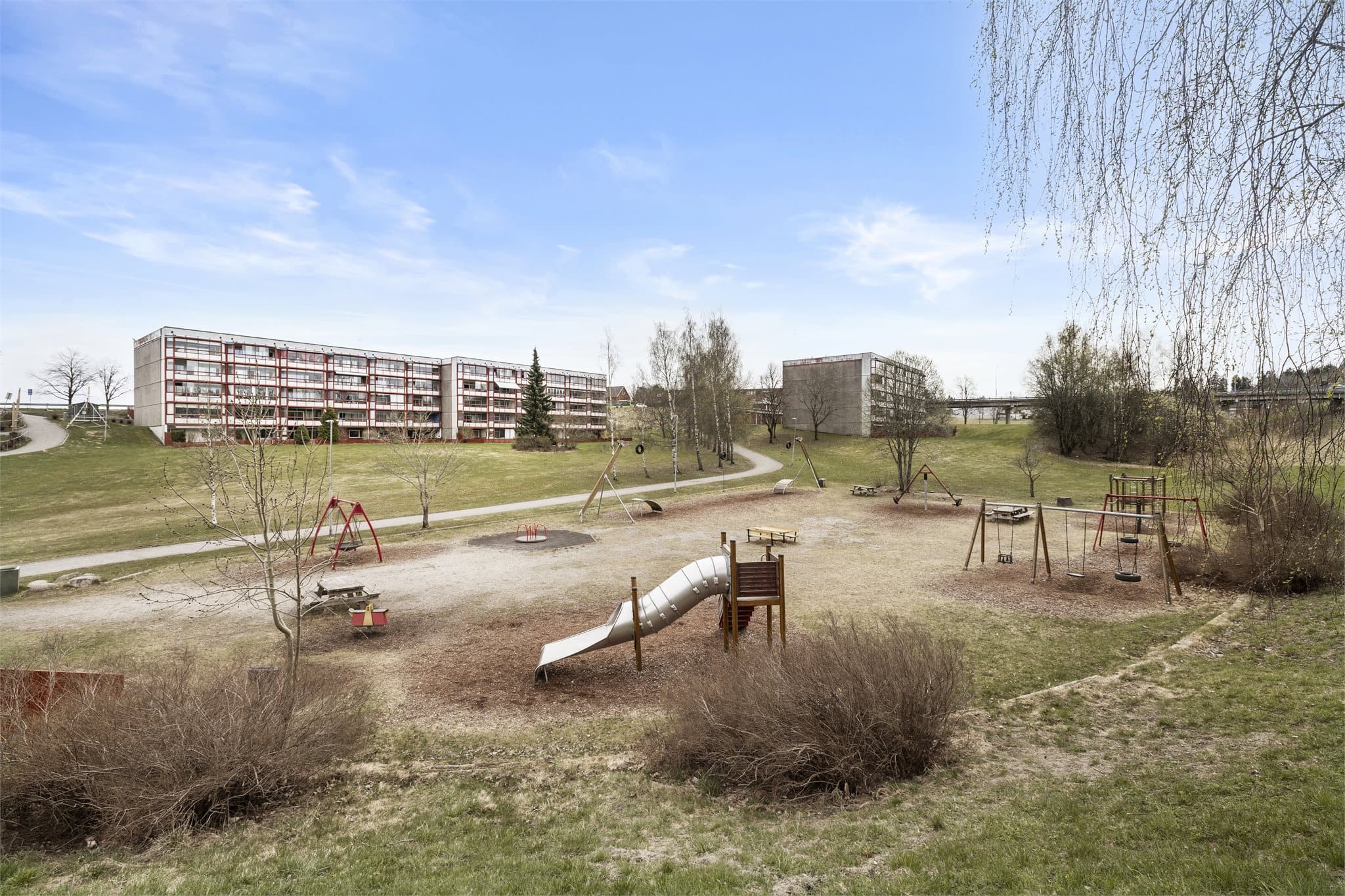 Området er svært barnevennlig med flere lekeplasser rett utenfor døren.