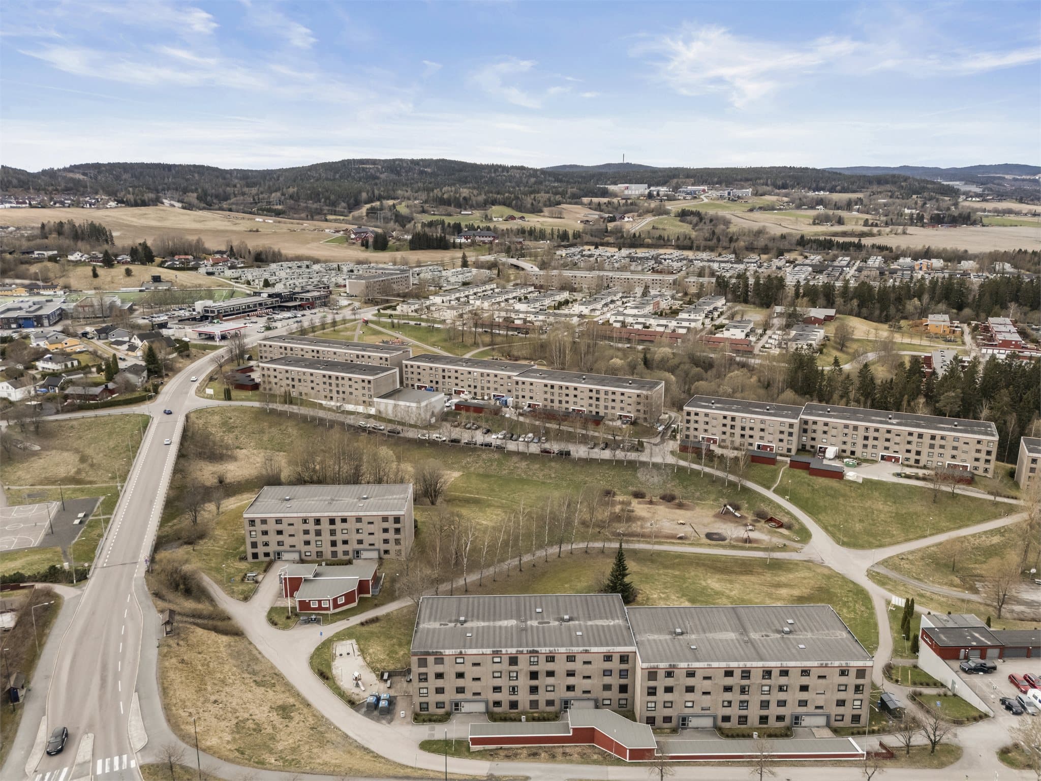 Fra leiligheten er det kort vei til det meste du trenger - busstopp, skoler, barnehager og Skjetten senter.