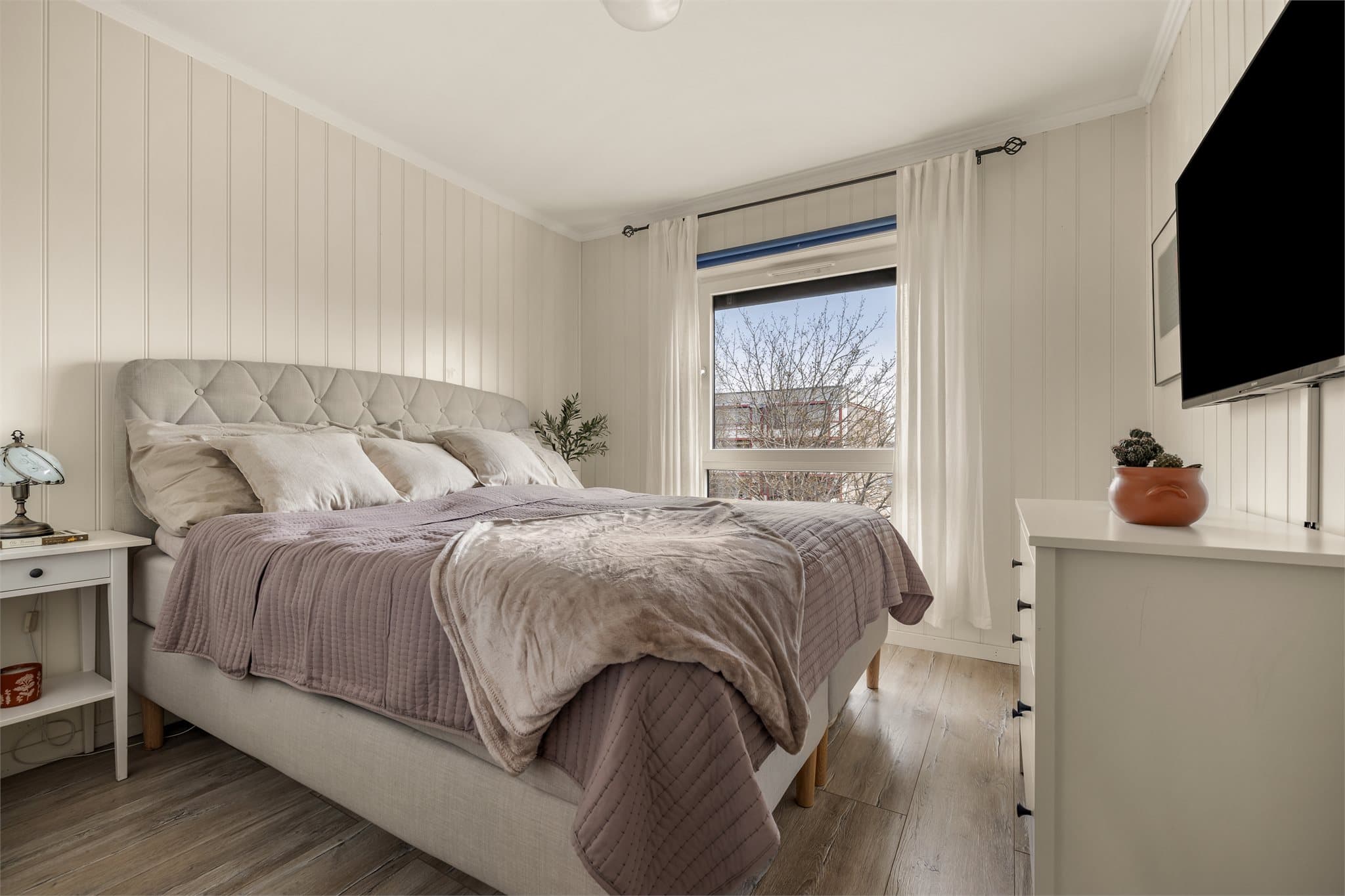Flott hovedsoverom med god plass til dobbeltseng, nattbord og garderobeskap.