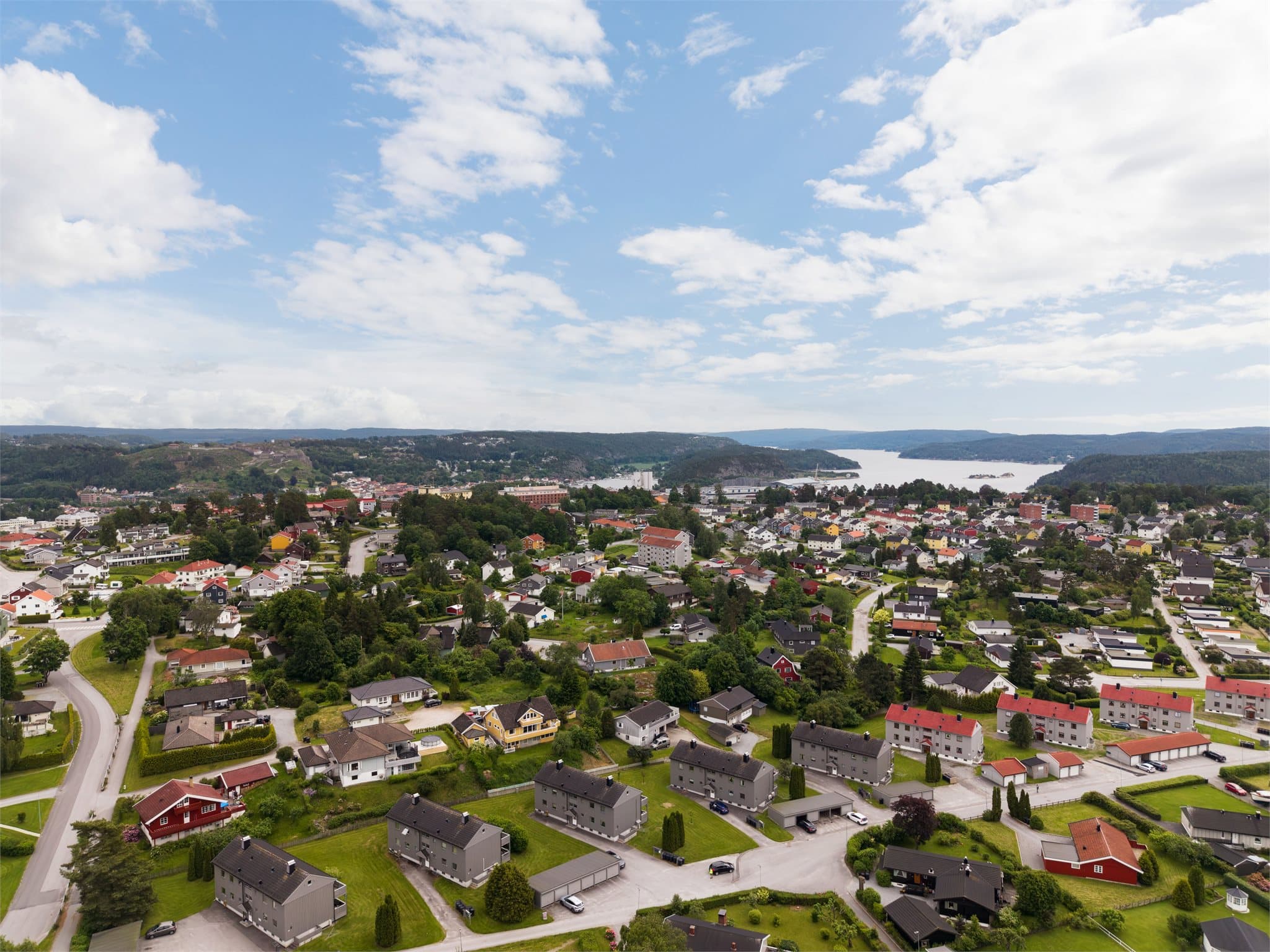 Fra eiendommen er det kort vei til Halden sentrum og fjorden.