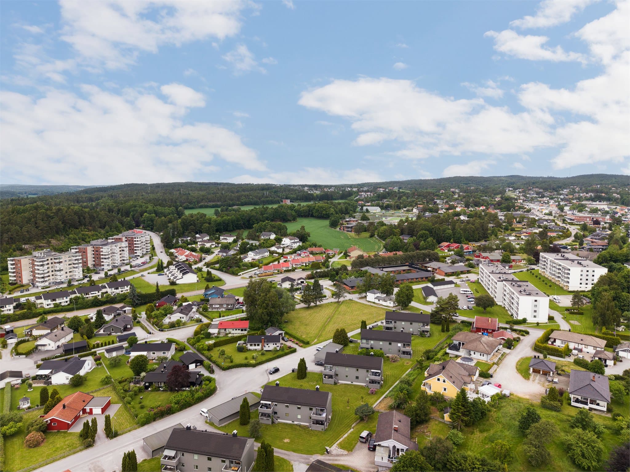 Nærområdet byr på nærhet til skog og mark med gode turmuligheter.
