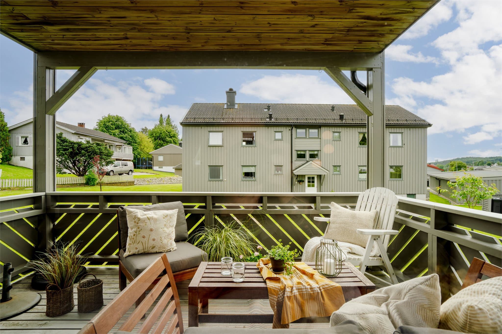 Den overbygde, sørvendte verandaen har plass til en hyggelig sittegruppe.