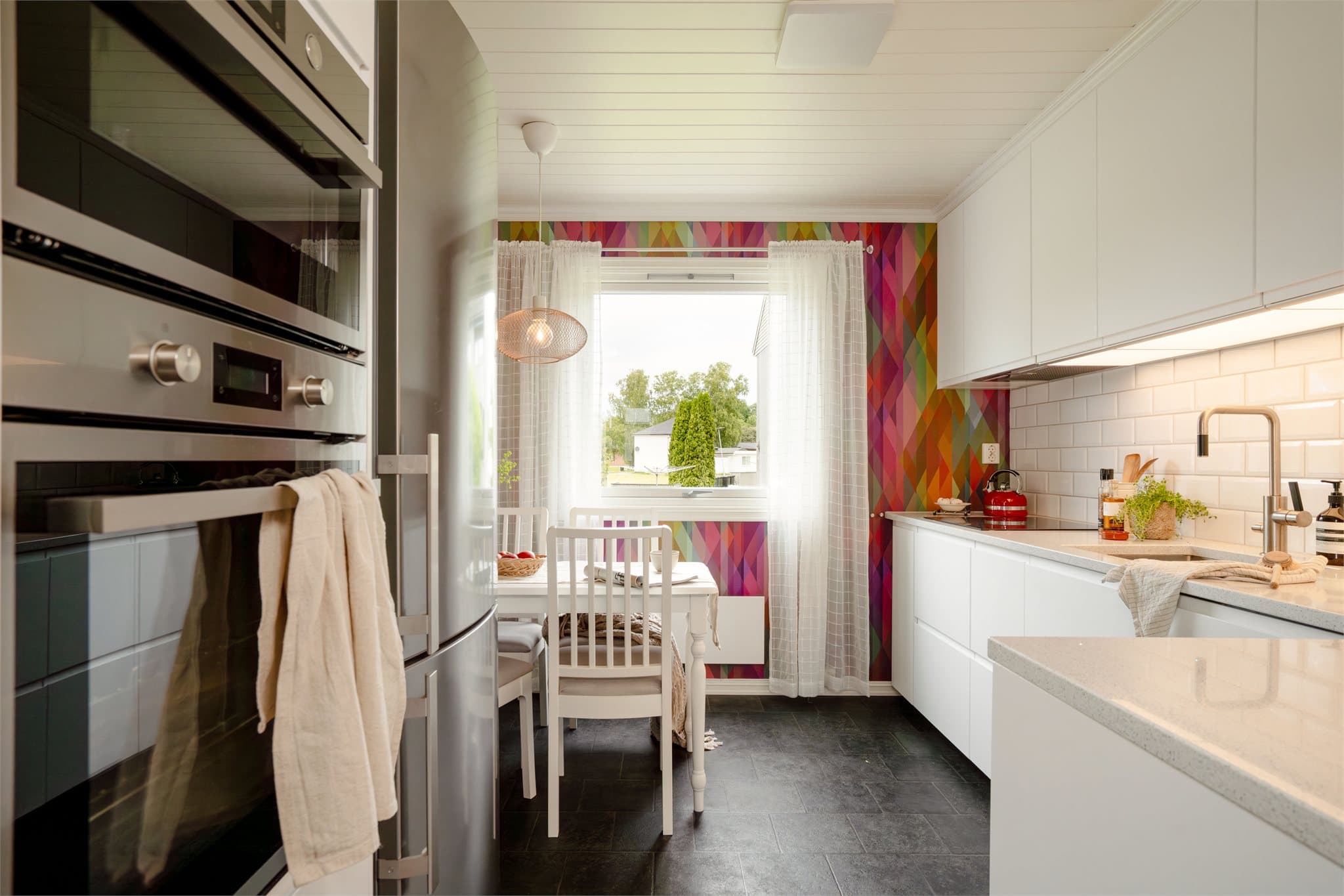 Kjøkkenet fra 2020 har en stilren innredning fra IKEA med integrerte hvitevarer.