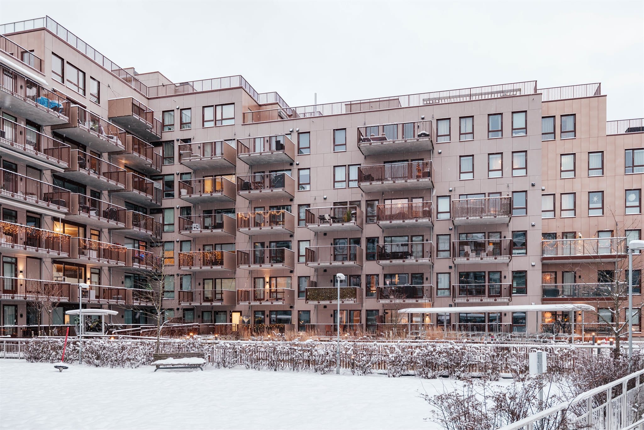 Bygget er fra 2021 og er en del av Sentergården borettslag, oppført etter TEK17-standard.