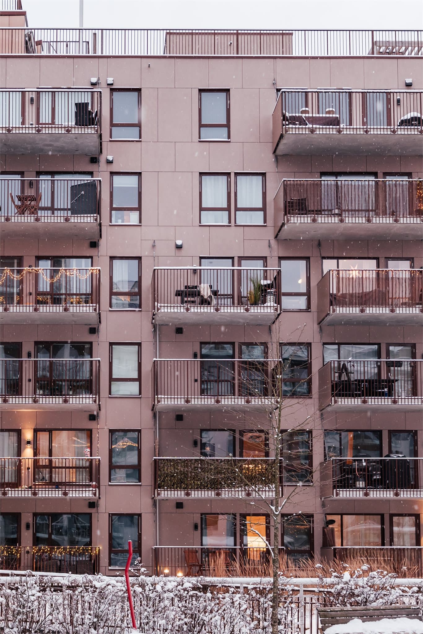 Fasaden har et moderne uttrykk, og bygningen er oppført i stål og betong.